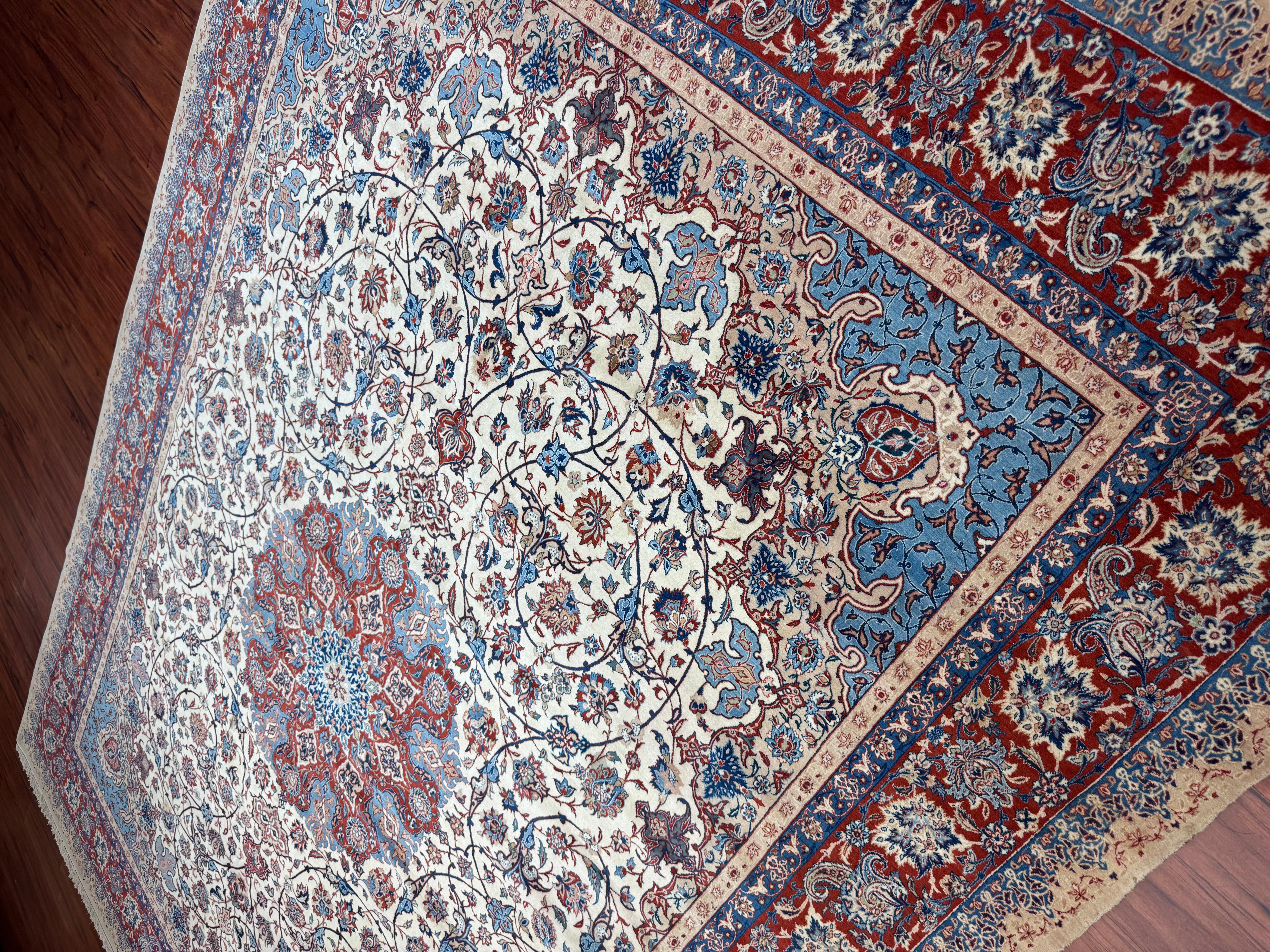 Metà XX secolo Tappeto persiano Isfahan semi-antico estremamente fine in vendita