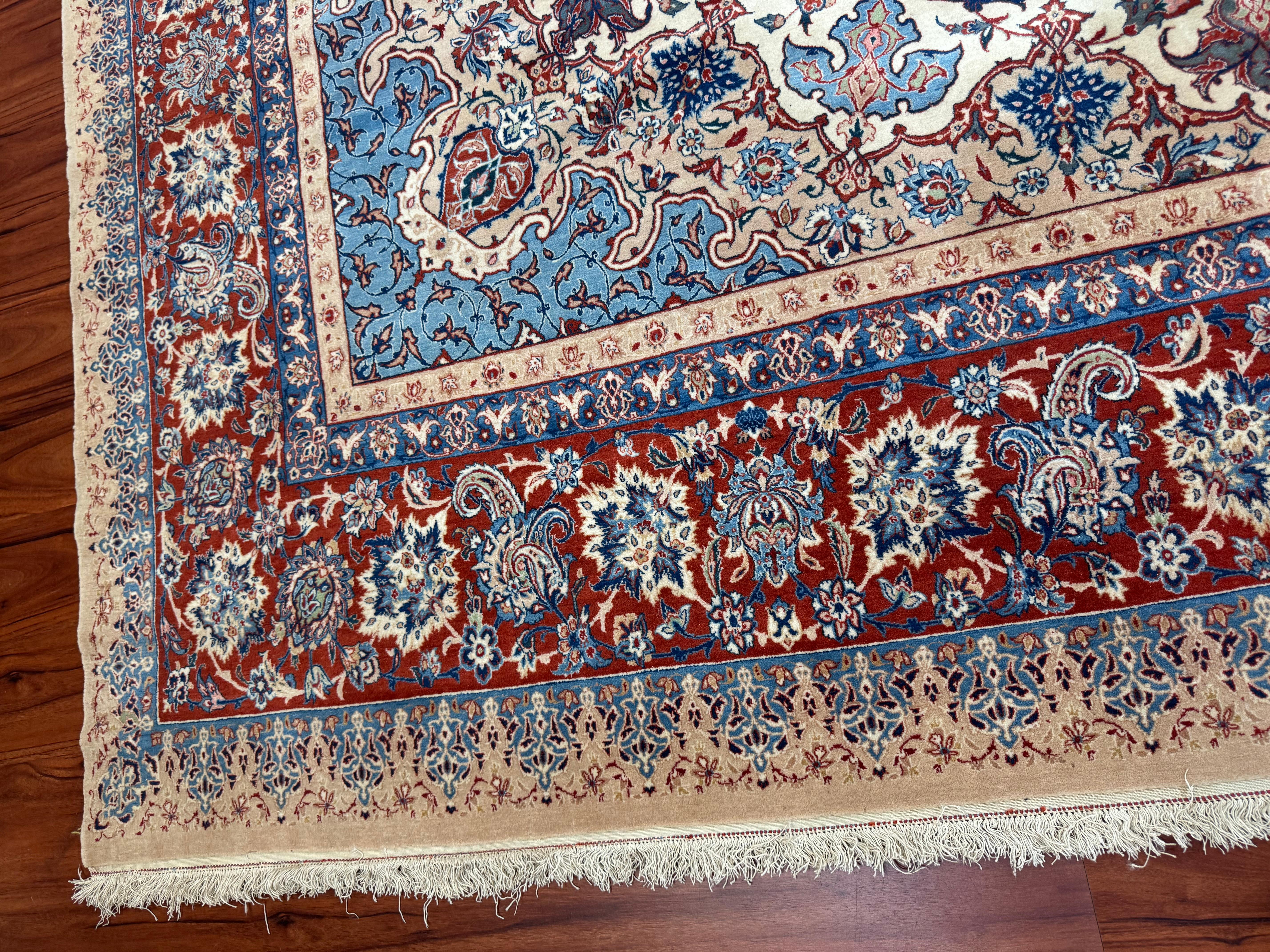 Tappeto persiano Isfahan semi-antico estremamente fine in vendita 1
