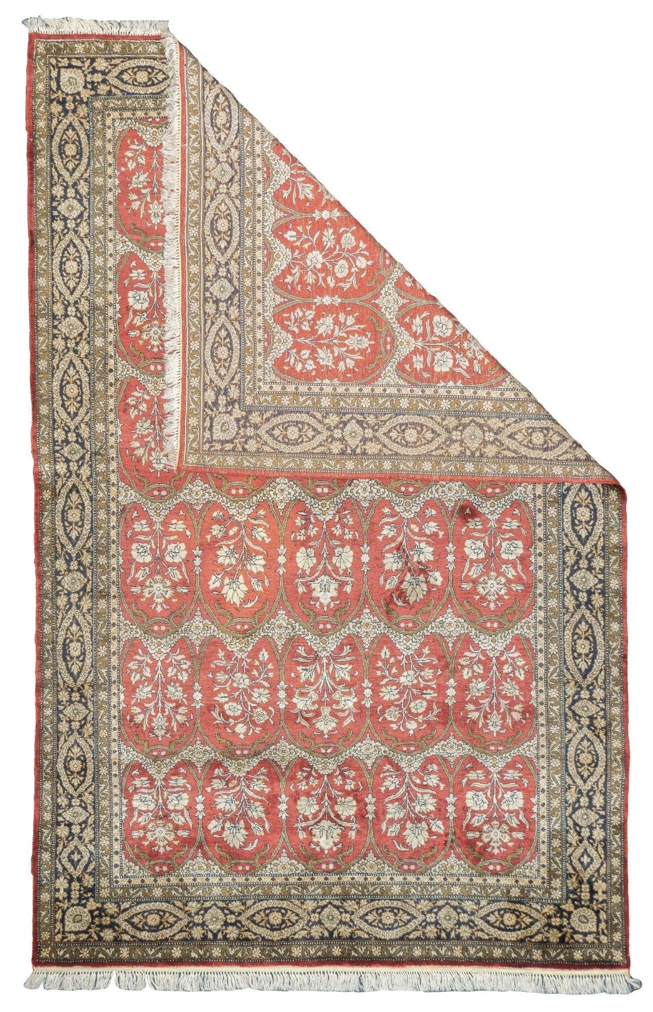 Tappeto Qum persiano in seta estremamente pregiata di 4'7'' x 7'1''. Tappeti in seta e lana, da fini a molto fini, per lo più sparsi, provenienti dalla capitale religiosa della Persia centrale. L'industria è iniziata negli anni '30. Disegno
