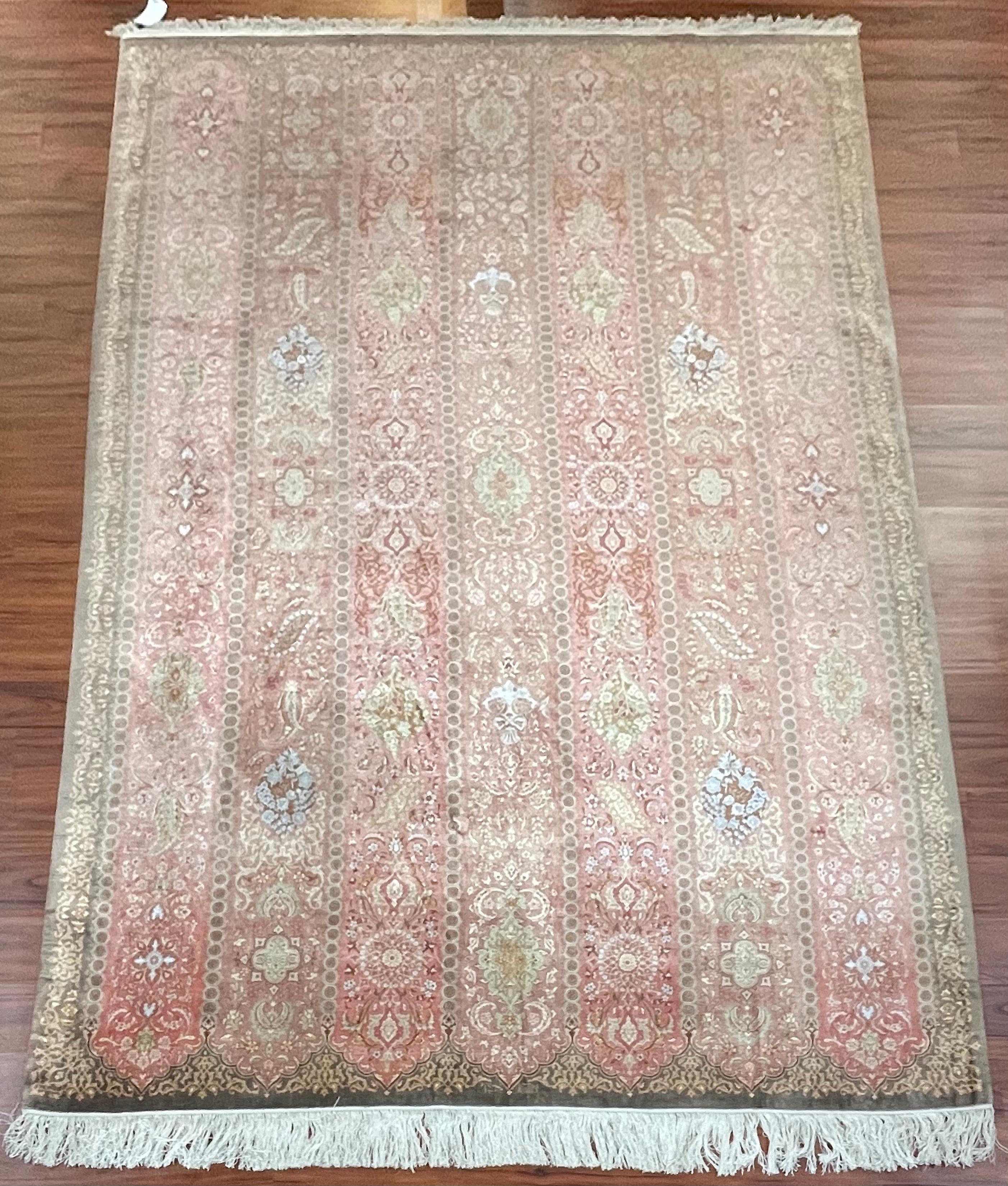Un étonnant tapis persan Qum 100% soie. Cette pièce a été fabriquée dans les années 1980 en Iran et est en excellent état. Le tapis mesure 6 pieds 7 pouces de large et 9 pieds 11 pouces de long. N'hésitez pas à m'envoyer un message si vous avez des