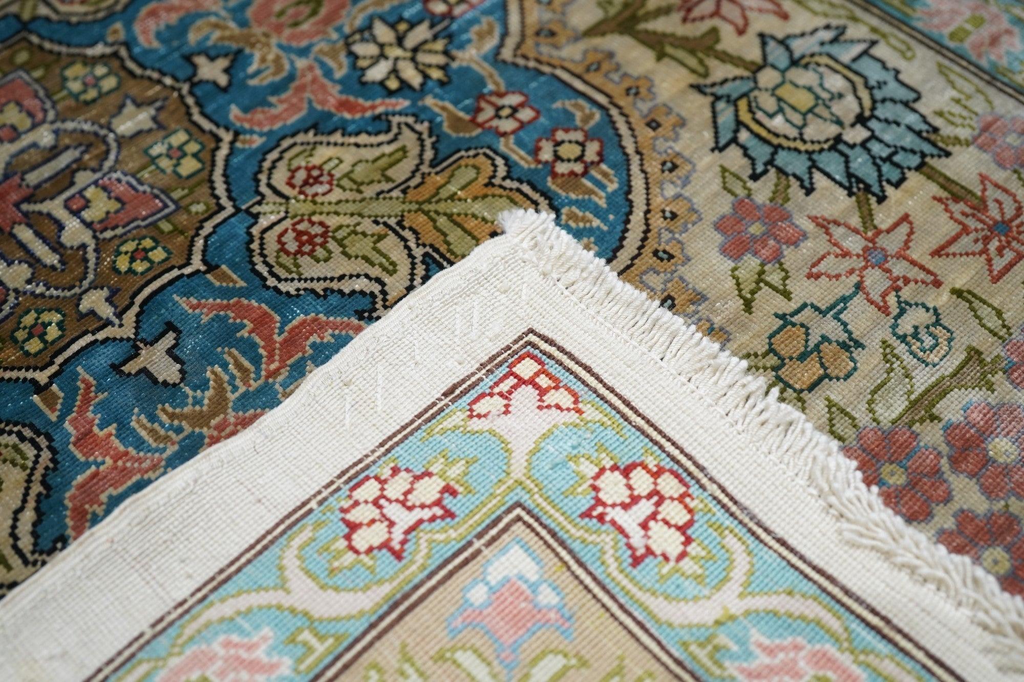 Tappeto Hereke in seta turca estremamente fine 2'3'' x 3'3'' in vendita 4