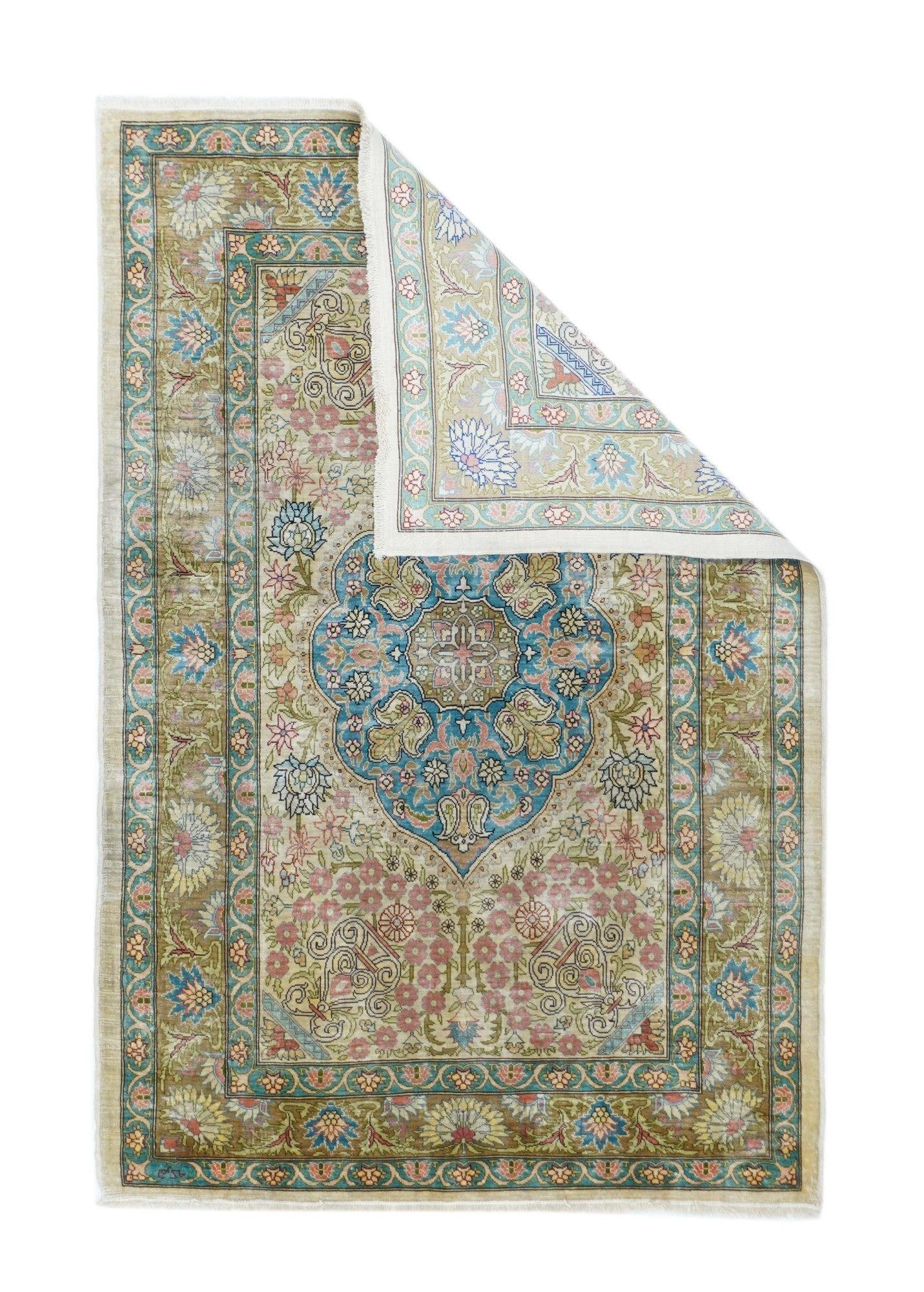 Tappeto Hereke in seta turca estremamente fine, 2'3'' x 3'3''. I tappeti del secondo dopoguerra, finemente tessuti (o meglio), principalmente in seta, e i tappeti più grandi tessuti in stile persiano, spesso con disposizione a nicchia (preghiera) o