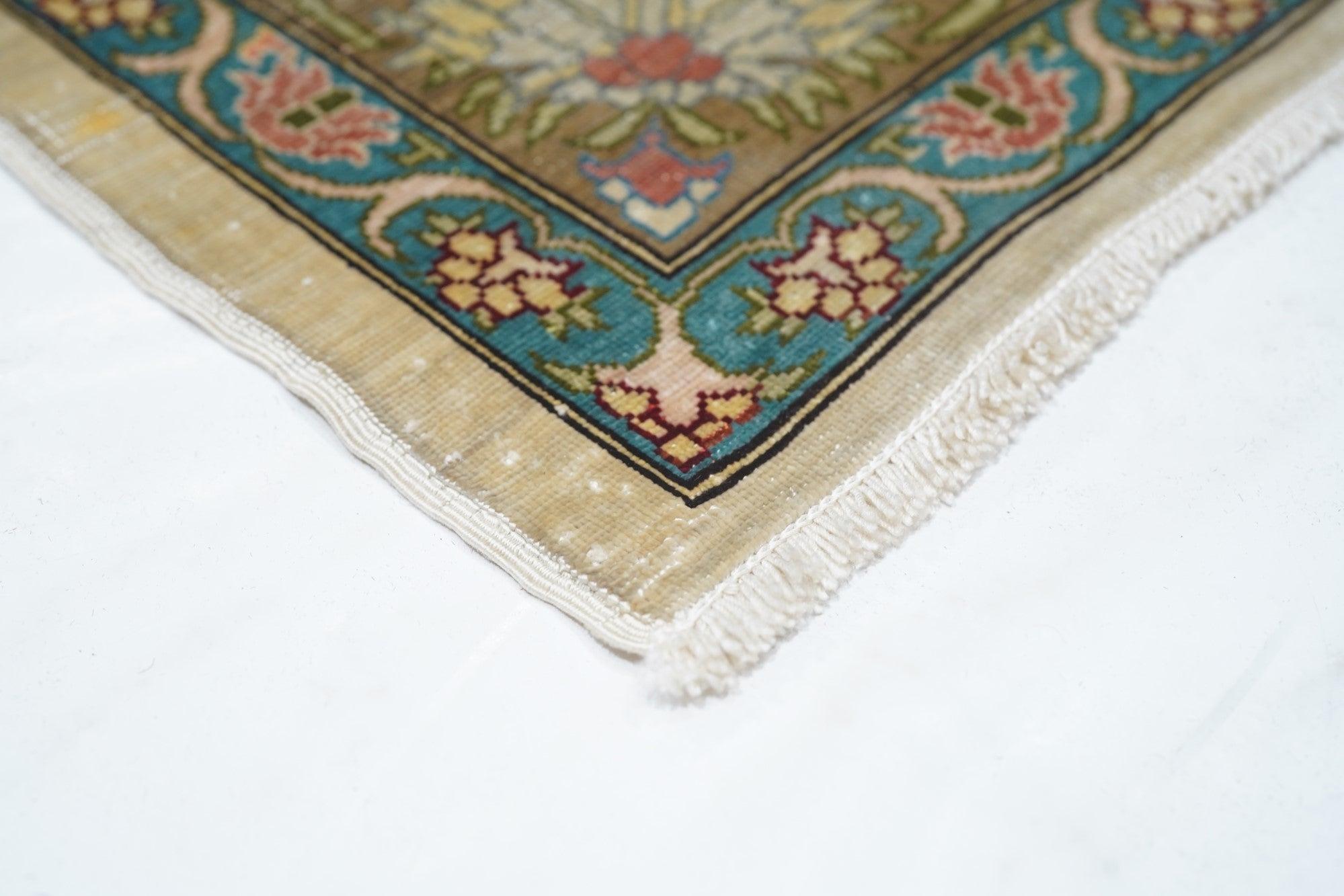 Tappeto Hereke in seta turca estremamente fine 2'3'' x 3'3'' In condizioni buone in vendita a New York, NY
