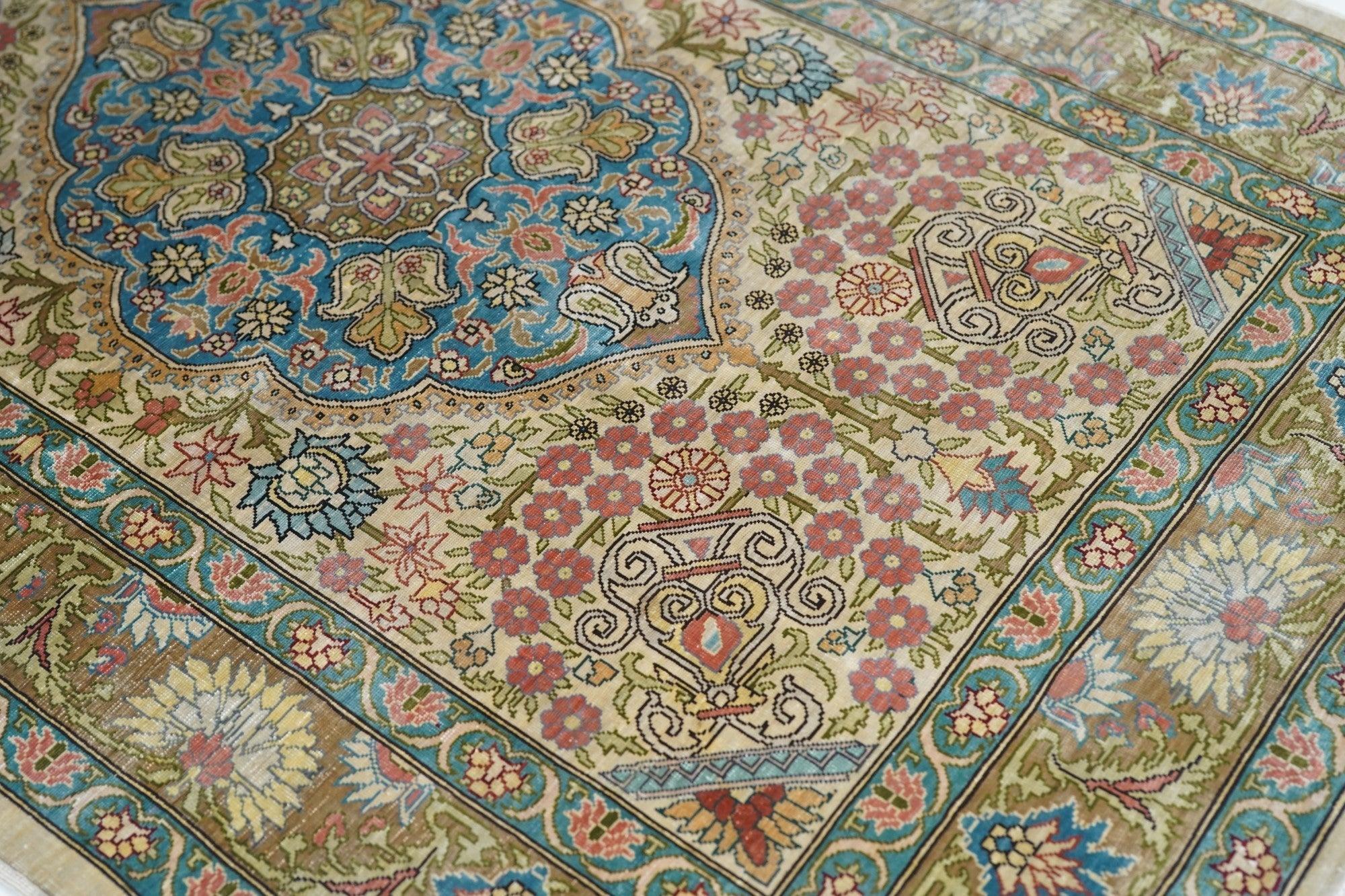 XX secolo Tappeto Hereke in seta turca estremamente fine 2'3'' x 3'3'' in vendita