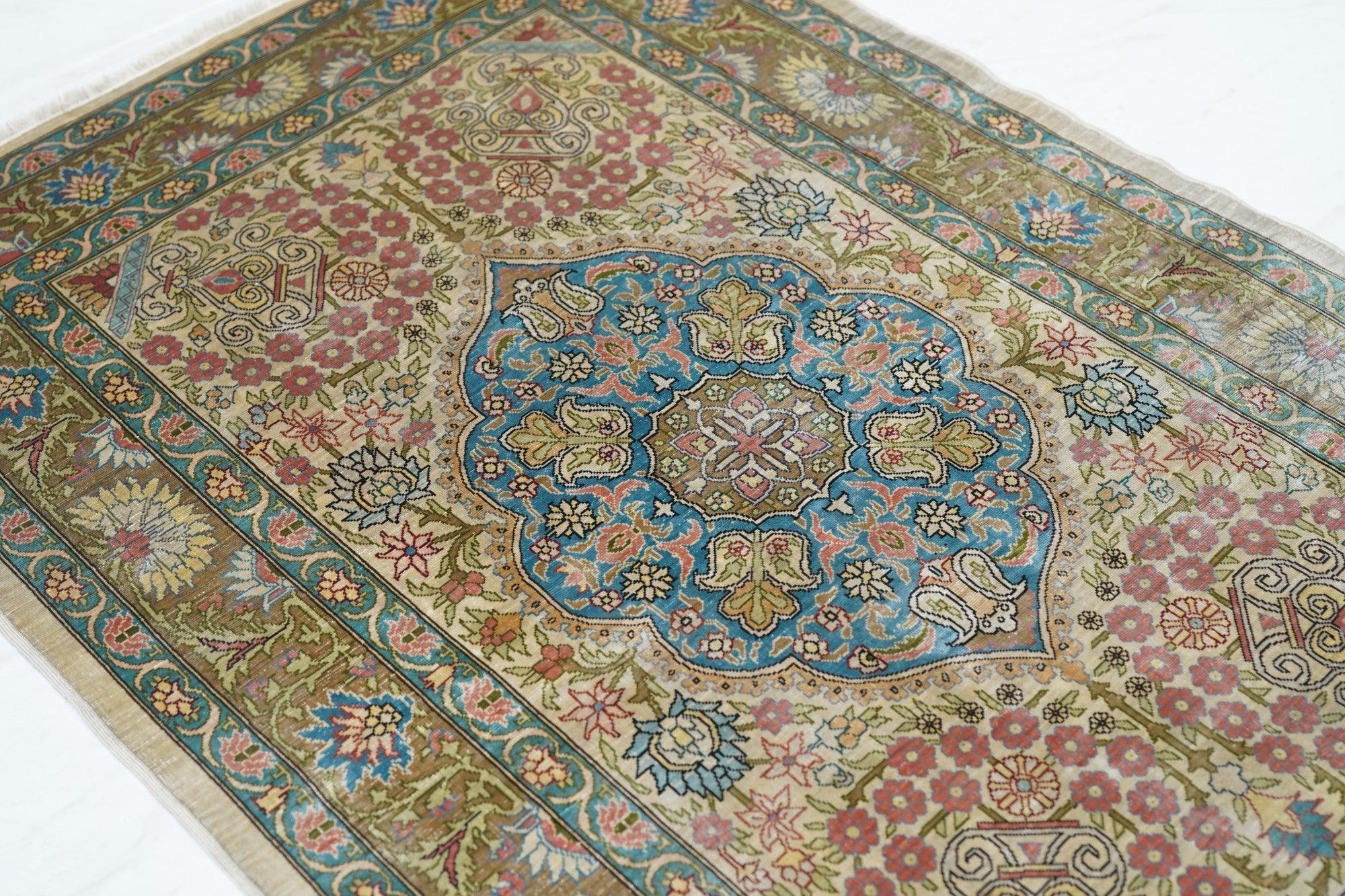 Seta Tappeto Hereke in seta turca estremamente fine 2'3'' x 3'3'' in vendita