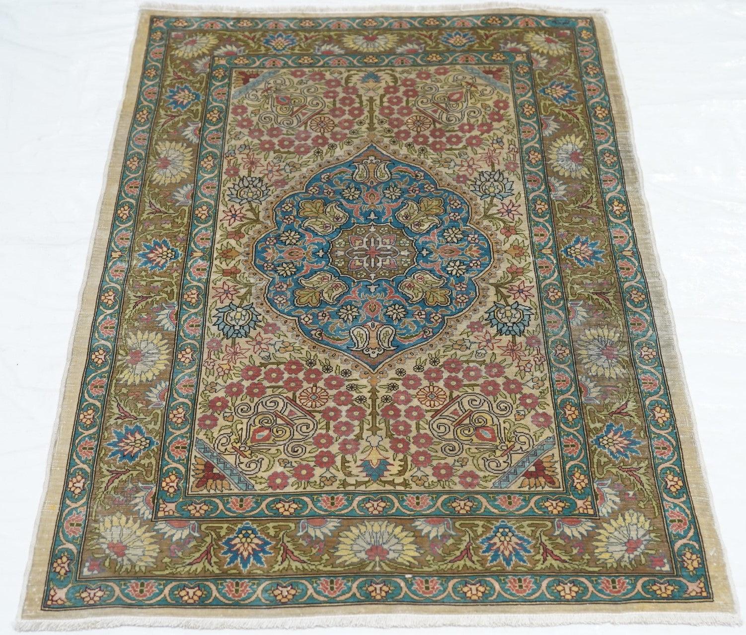 Tappeto Hereke in seta turca estremamente fine 2'3'' x 3'3'' in vendita 1