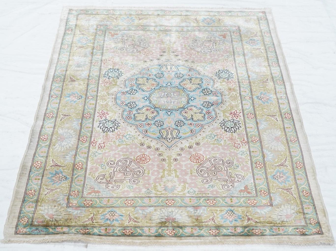 Tappeto Hereke in seta turca estremamente fine 2'3'' x 3'3'' in vendita 2