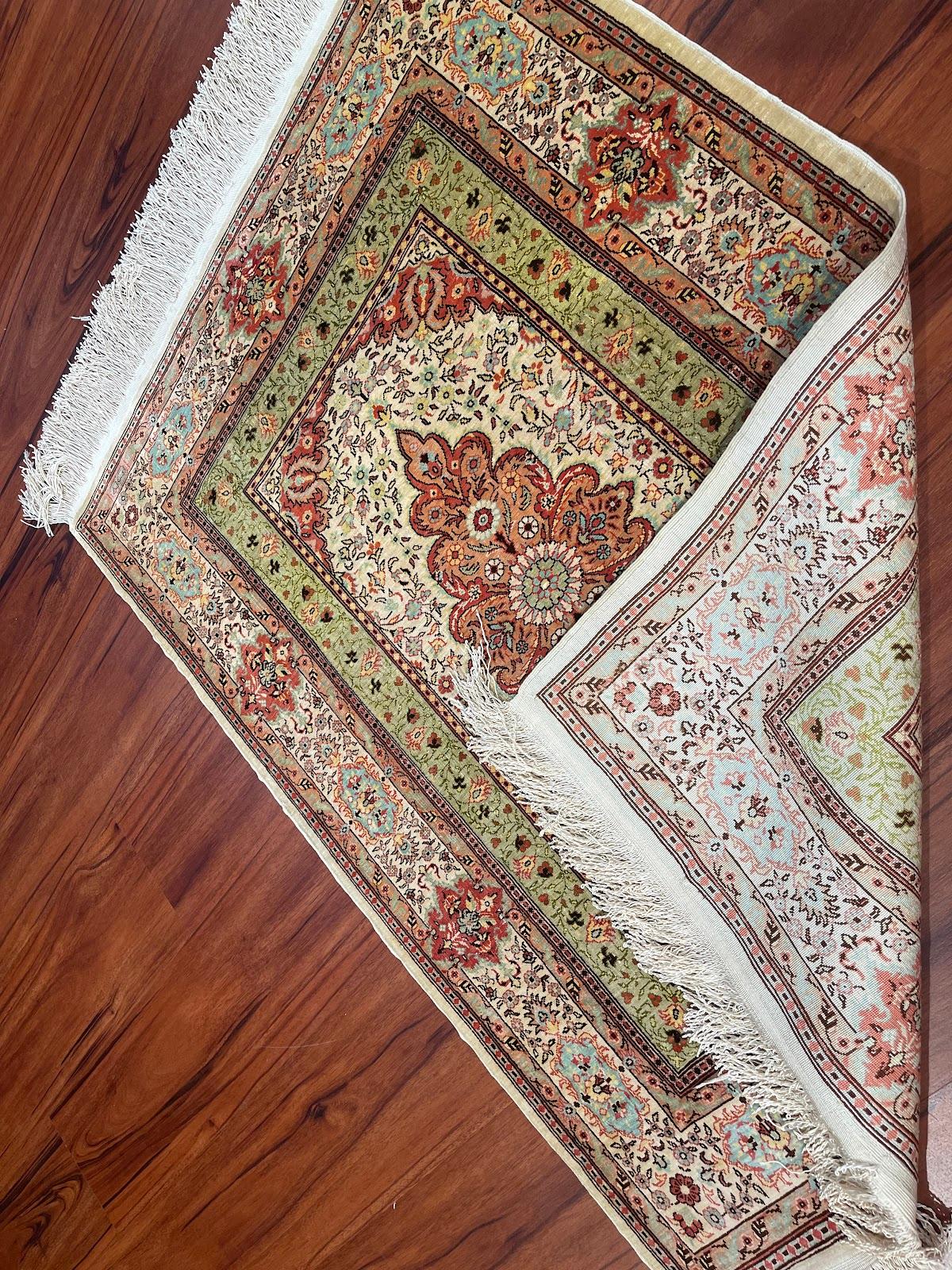 Äußerst feiner türkischer Hereke-Teppich aus Seide (Tabriz) im Angebot