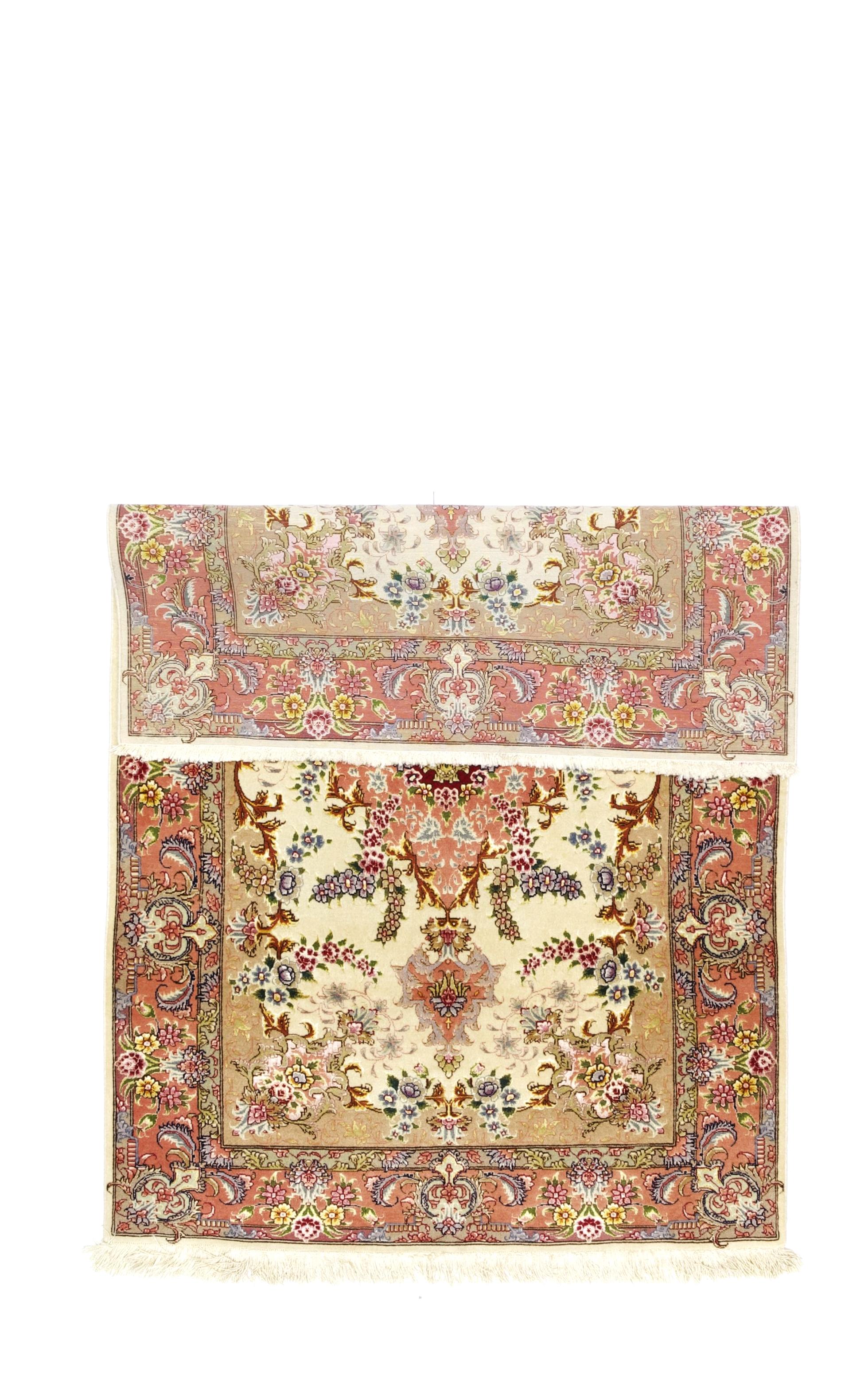 Tappeto persiano d'epoca in lana e seta Tabriz, estremamente raffinato. L'enorme produzione di tappeti e scatter in quasi tutti gli stili: medaglione, centralizzato, Directional o allover, in una varietà di densità da moderata a estremamente fine,