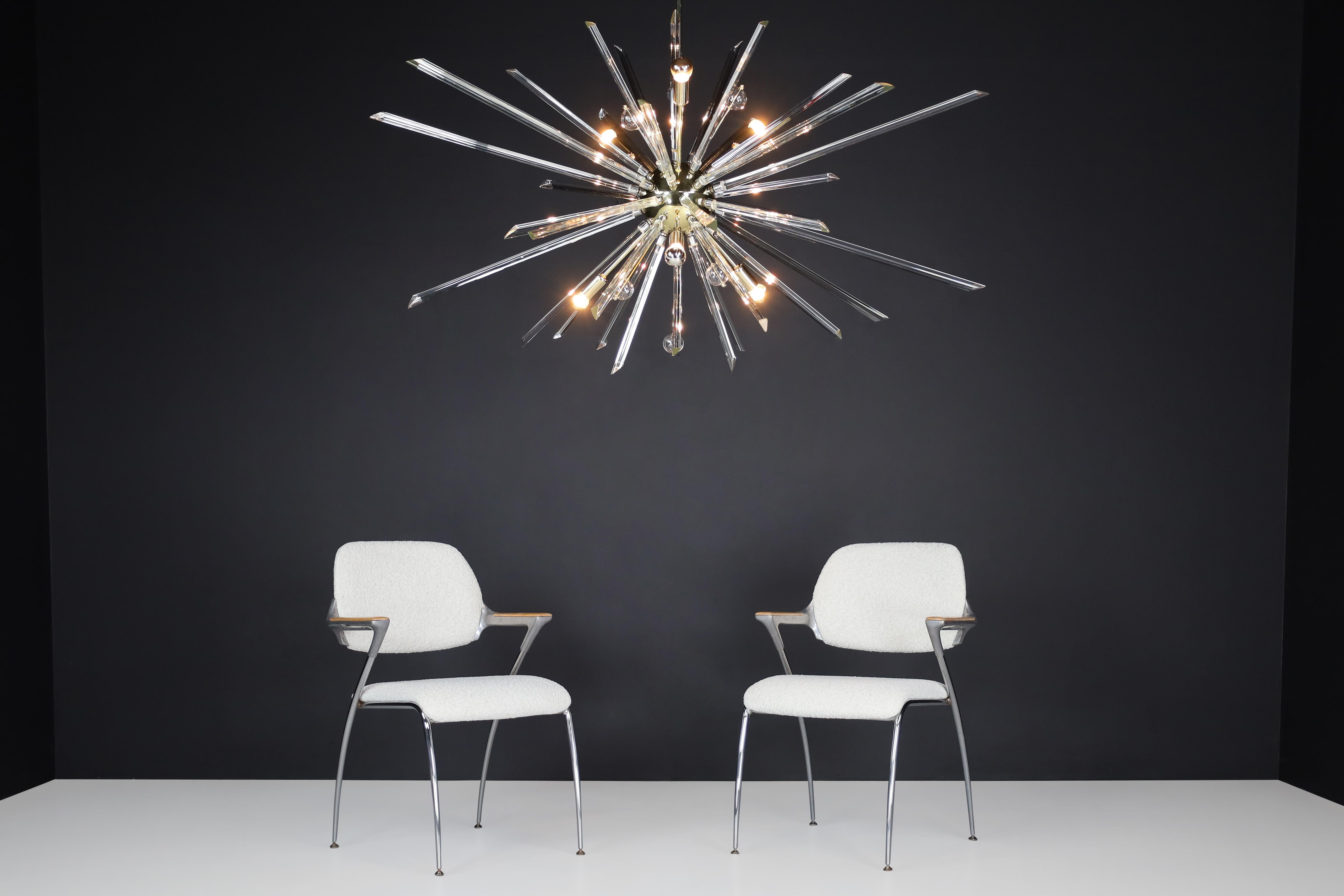 Mid-Century Modern Lustre Spoutnik extrêmement grand en laiton conçu en République tchèque dans les années 1960 en vente