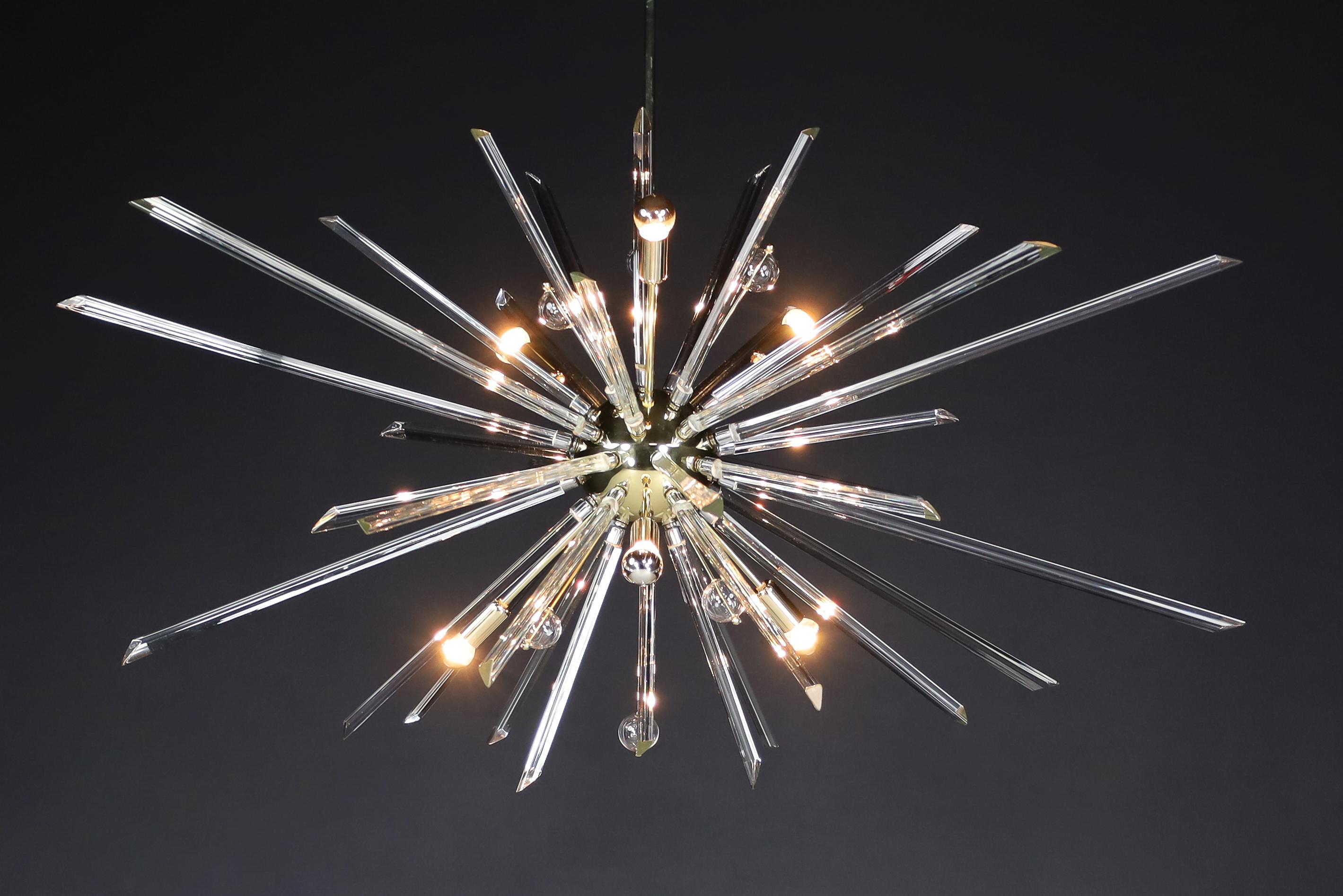 Laiton Lustre Spoutnik extrêmement grand en laiton conçu en République tchèque dans les années 1960 en vente