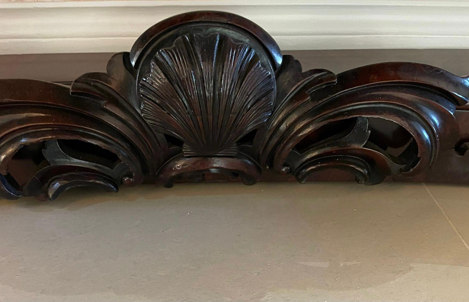 Très grande table console à dos de miroir en acajou ancien de qualité d'exposition en vente 4