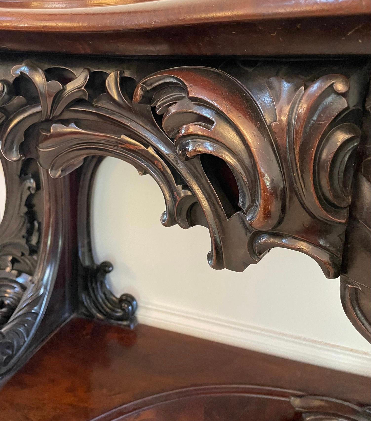 Très grande table console à dos de miroir en acajou ancien de qualité d'exposition en vente 5