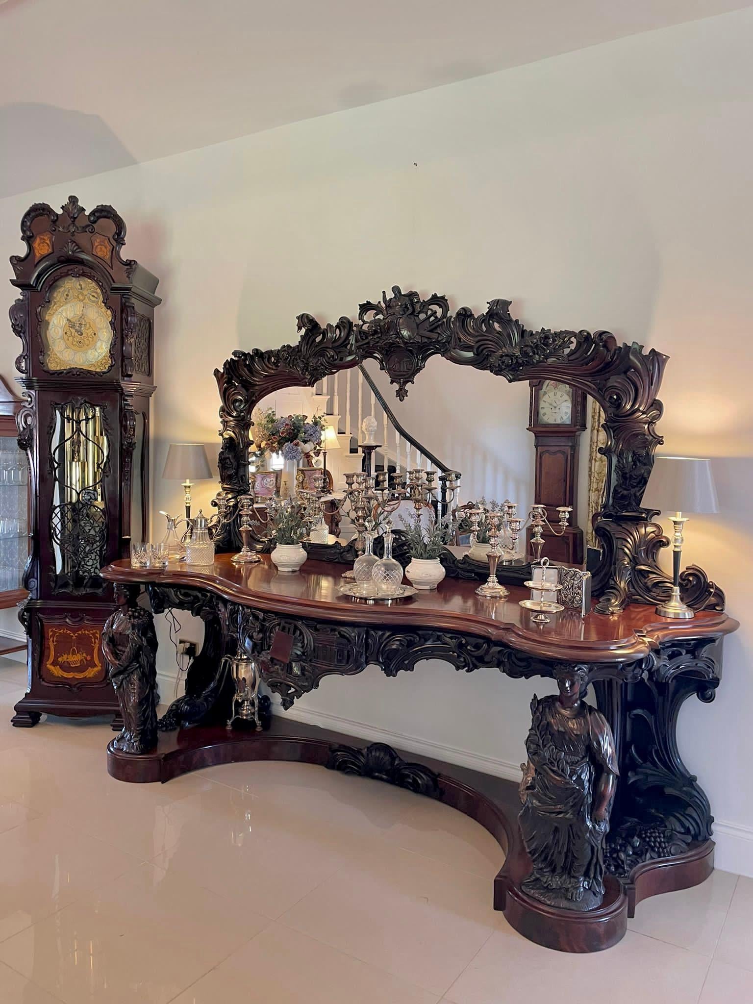 Dies ist ein wichtiges Beispiel für britische Möbel und Geschichte, bei dem eine große Spiegelplatte in einen hochwertigen, mit Akanthus geschnitzten und geschwungenen Rahmen eingefasst ist. Er wird von einer dekorativen Pflaume gekrönt, die
