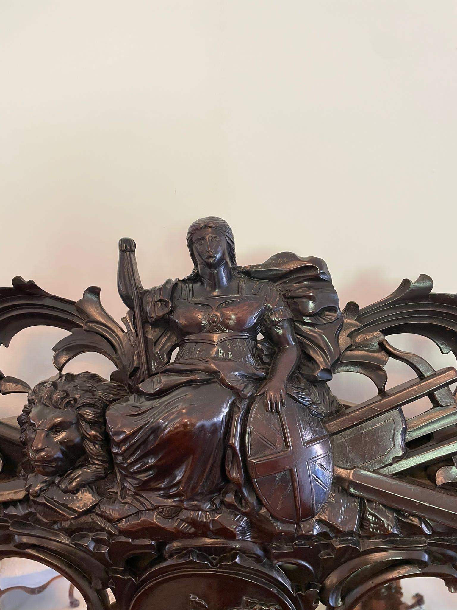 Sculpté à la main Très grande table console à dos de miroir en acajou ancien de qualité d'exposition en vente