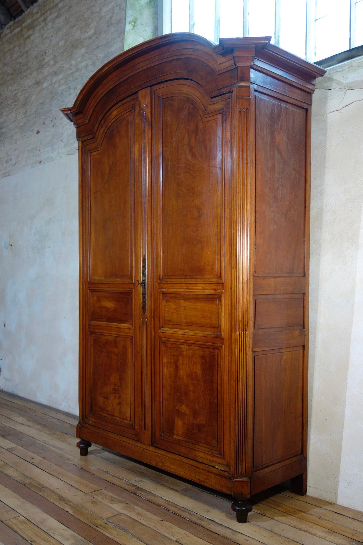 Extremely Large French 18th Century Louis XVI Walnut Armoire Wardrobe Cupboard im Zustand „Gut“ in Basingstoke, Hampshire