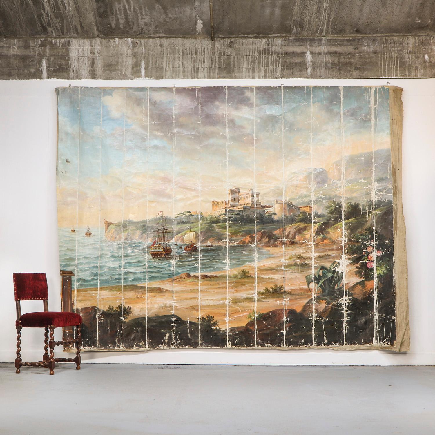 Cette impressionnante peinture monumentale, datant du milieu du XIXe siècle, est une œuvre d'art murale remarquable. L'huile sur toile représente une scène méditerranéenne atmosphérique avec le Palais Princier de Monaco, la côte et des bateaux. Le