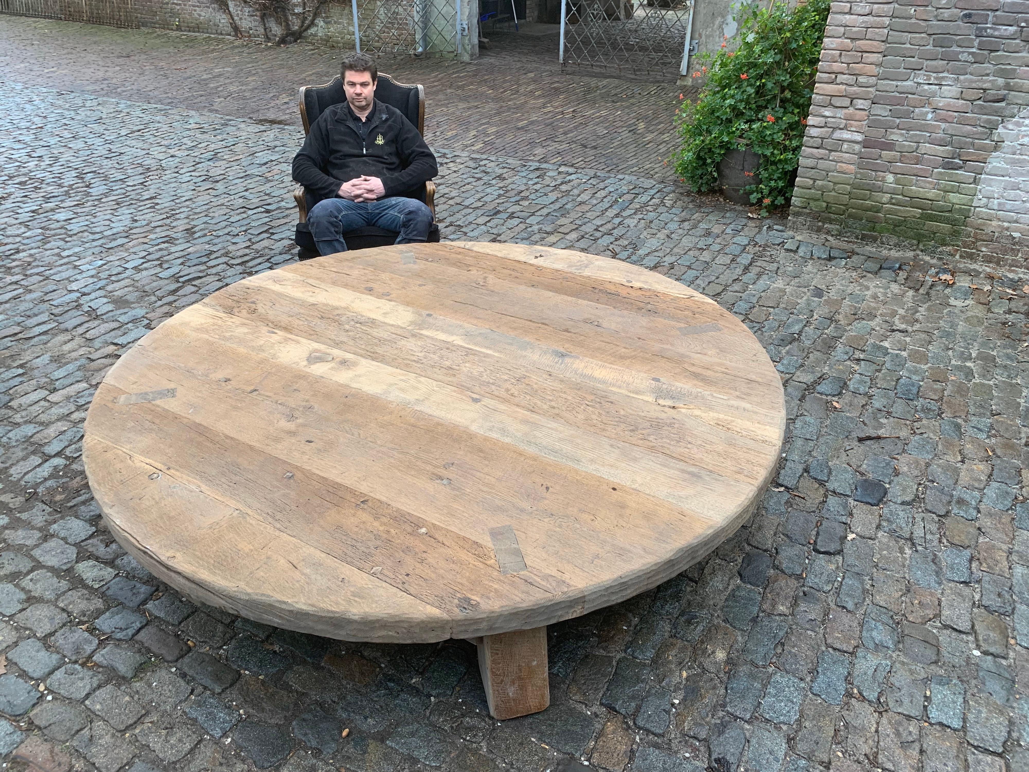 Extremely Large natural cleaned solid oak round Coffee Table / Low Table
 In Good Condition In Casteren, NL