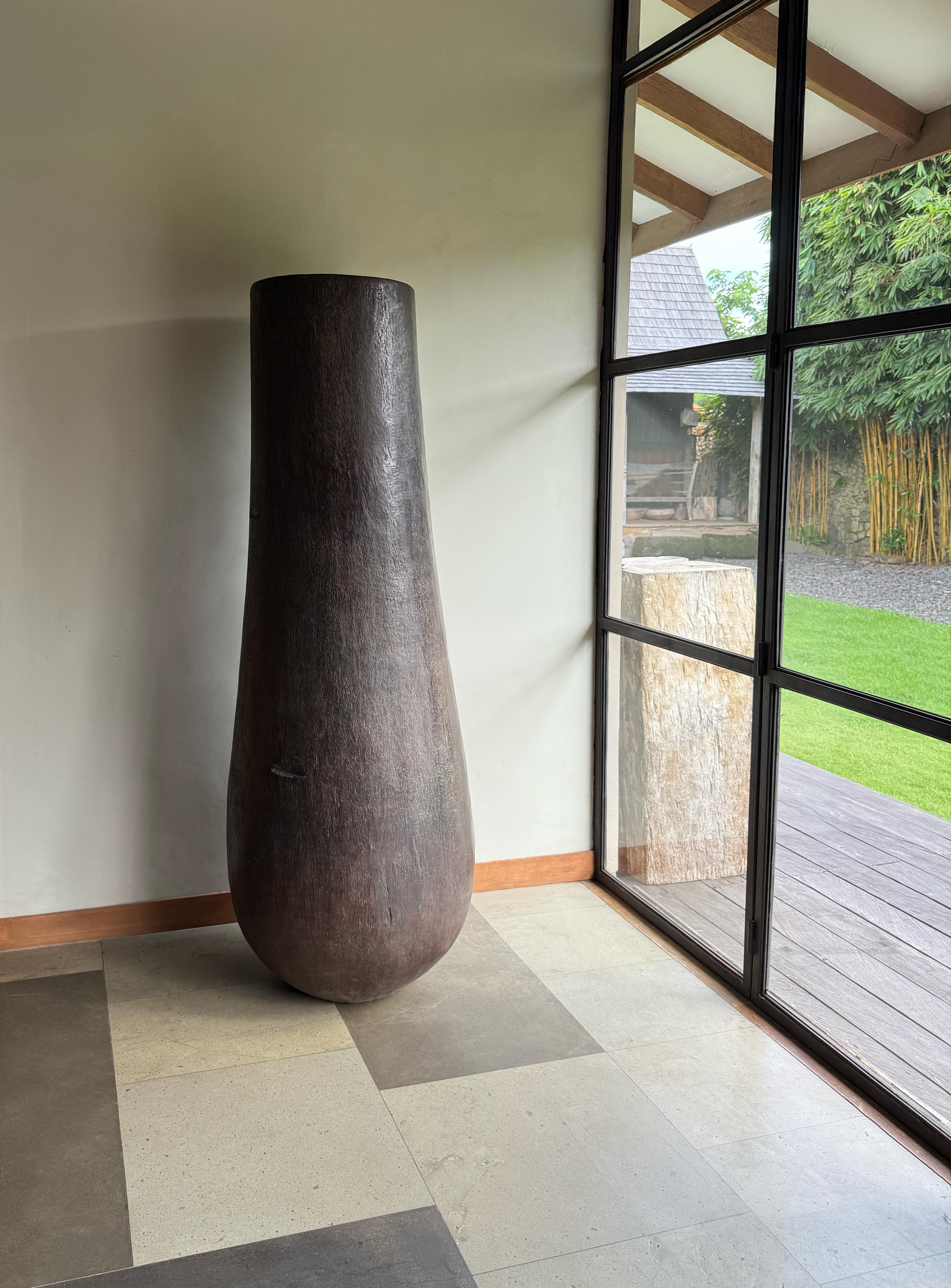Organico moderno Fioriera scultorea in legno di palma estremamente grande, moderna e organica in vendita