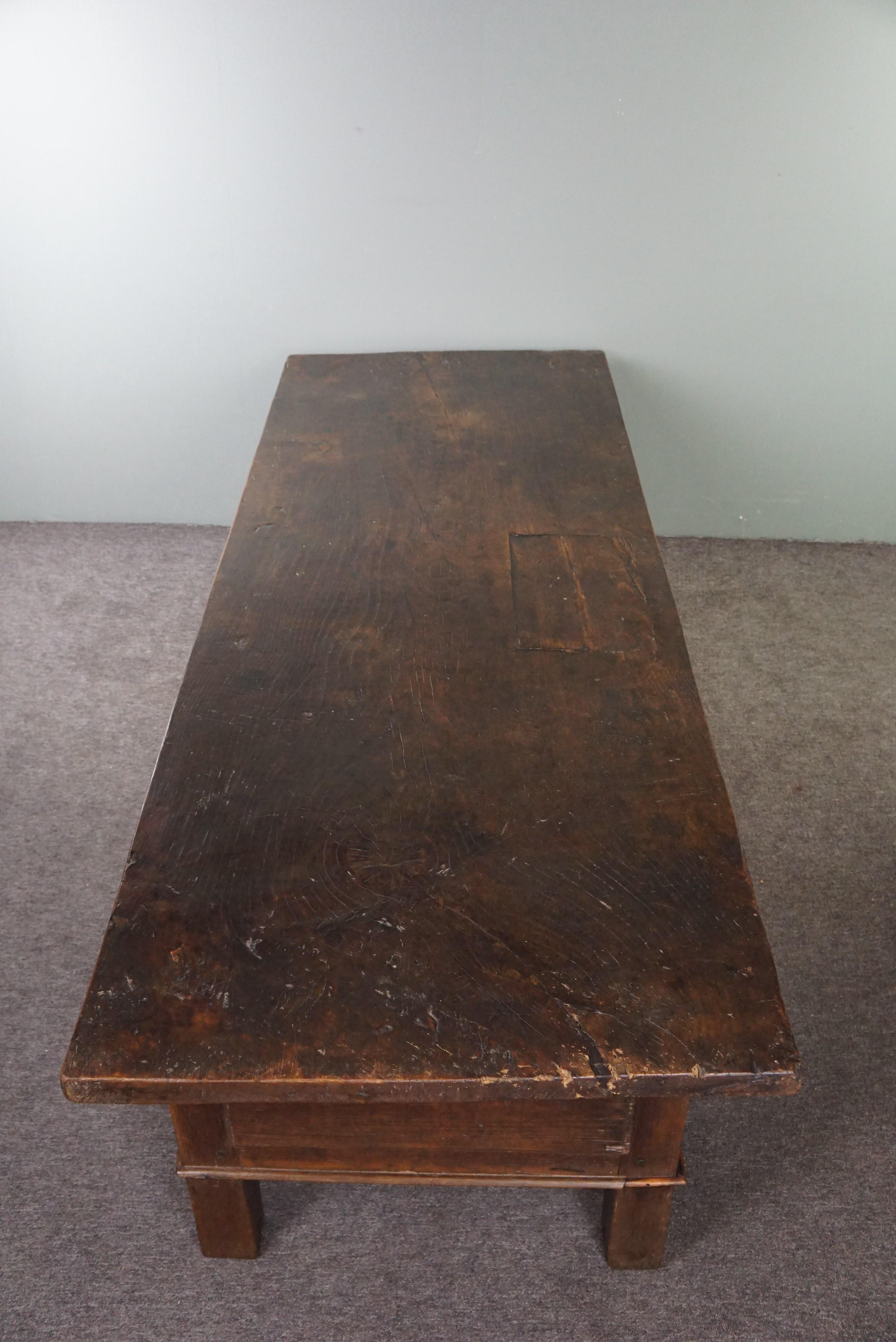 Extremely long antique French coffee table from the early 1800s For Sale 1
