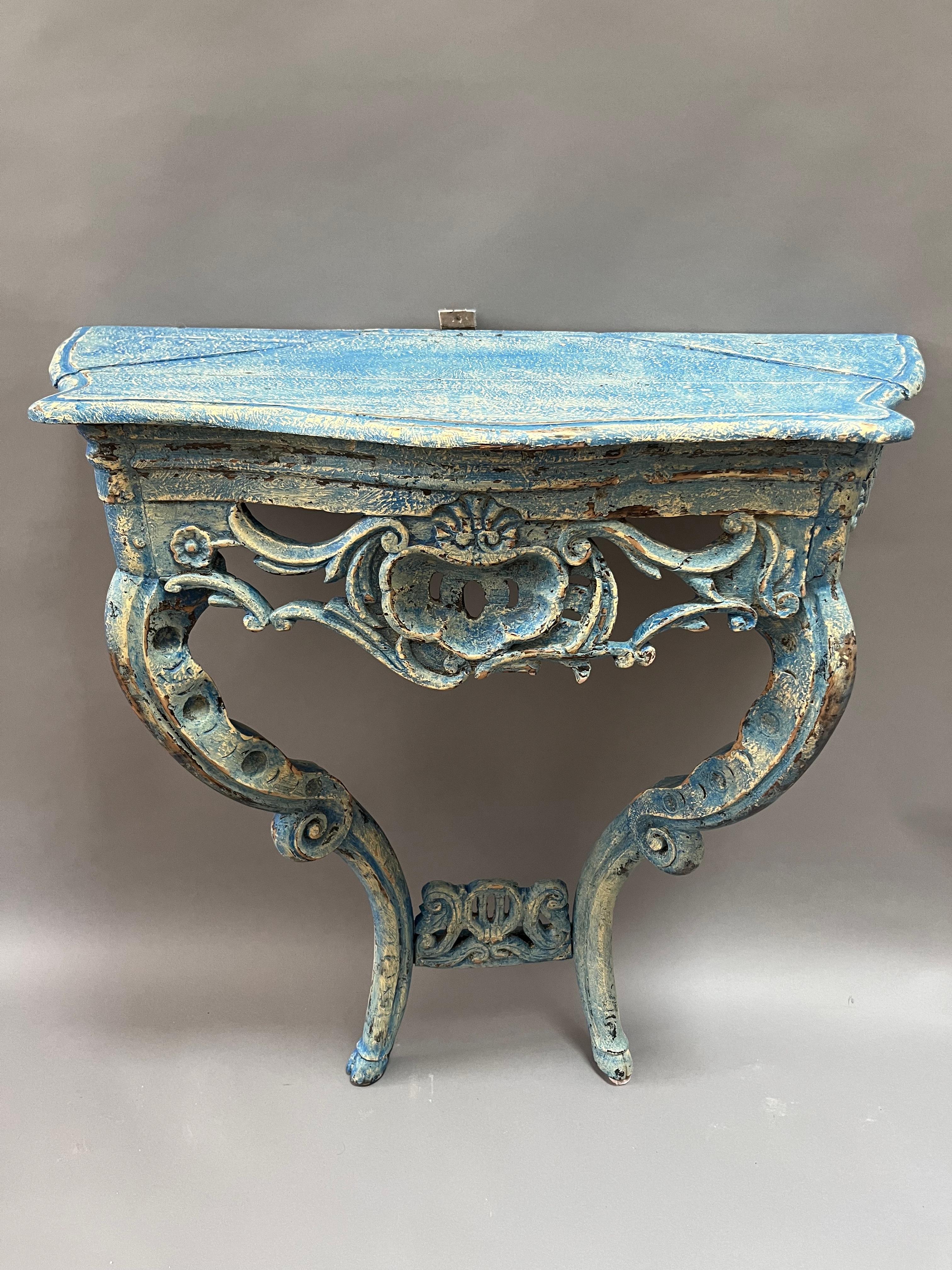Milieu du XVIIIe siècle Rarissime table console provinciale française de style Régence du XVIIIe siècle en vente