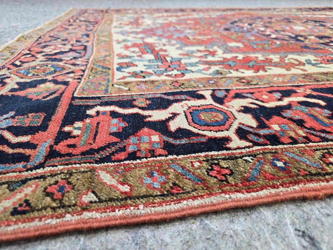 Äußerst seltener Baby-Serapi-Teppich aus dem 19. Jahrhundert (Collector Piece) (Persisch) im Angebot