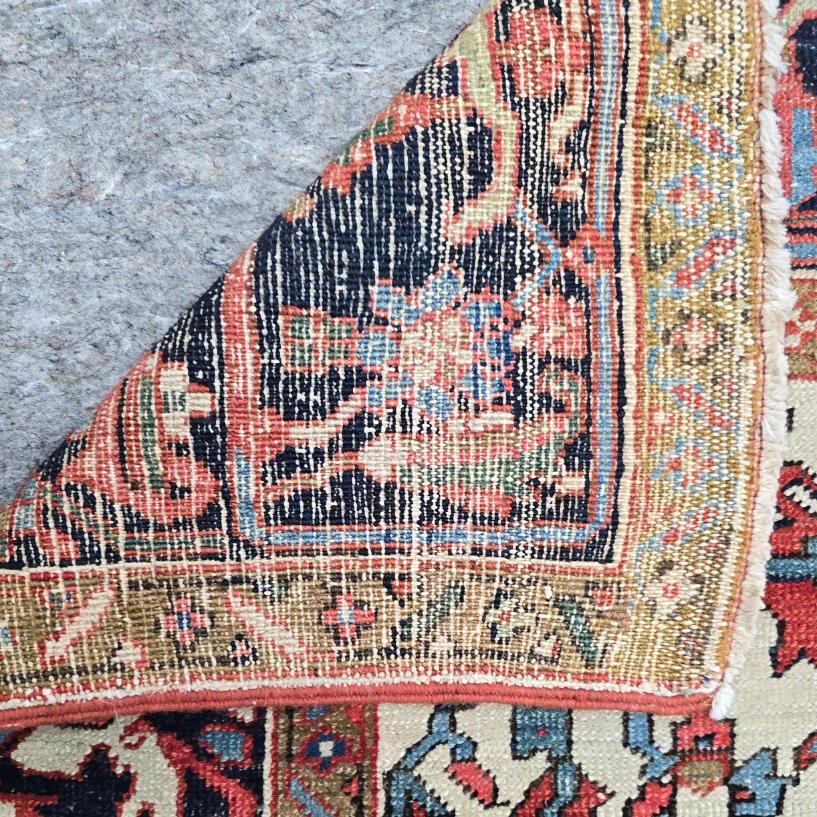 Äußerst seltener Baby-Serapi-Teppich aus dem 19. Jahrhundert (Collector Piece) (Wolle) im Angebot