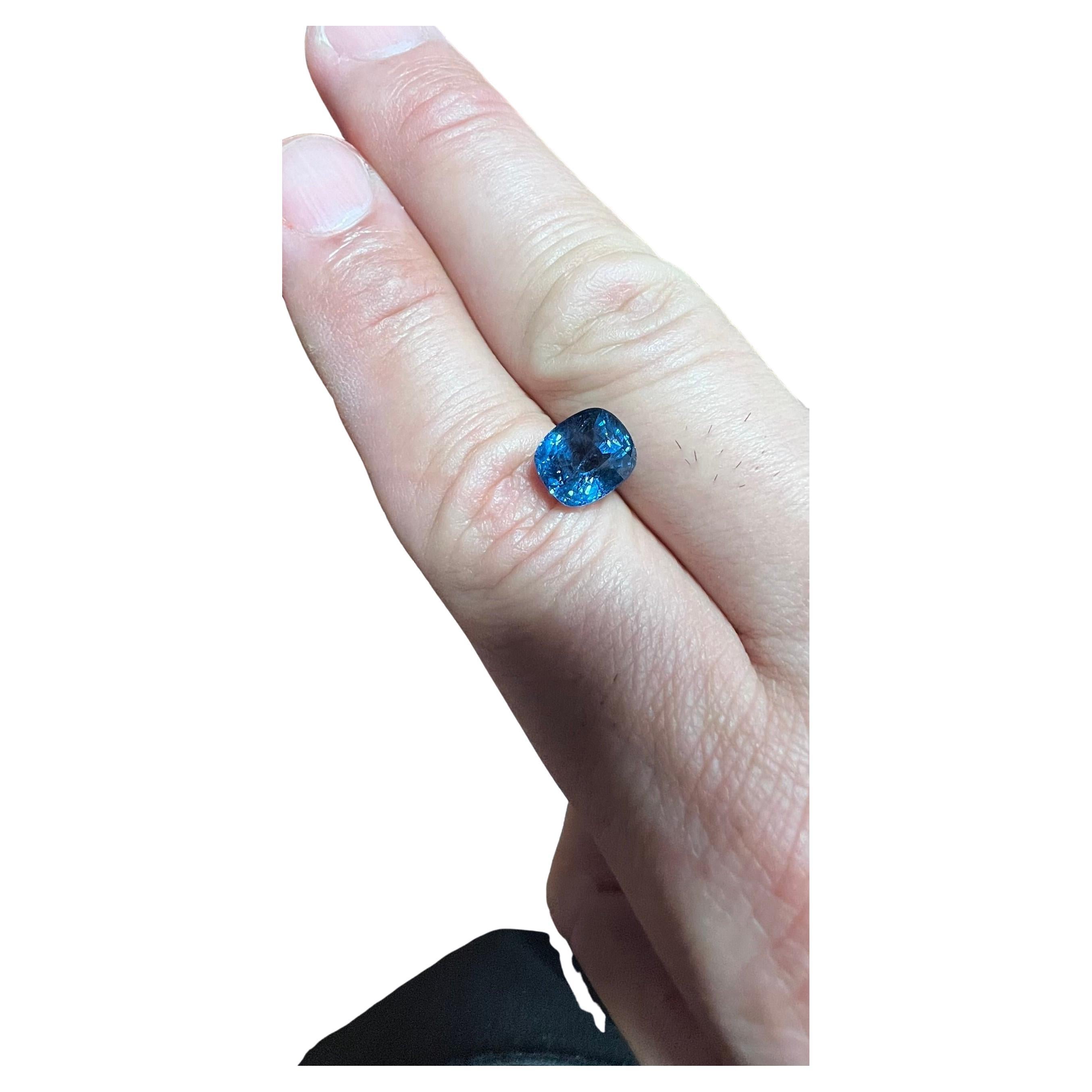 
Aus Luc Yen in Vietnam stammt dieser beeindruckende neonblaue Kobalt-Spinell mit 4,46 Karat. Es ist das größte in den Vereinigten Staaten, und ich habe nur von zwei anderen gehört und gesehen, die größer sind. Dieser 4,46 Karat Kobalt-Spinell ist