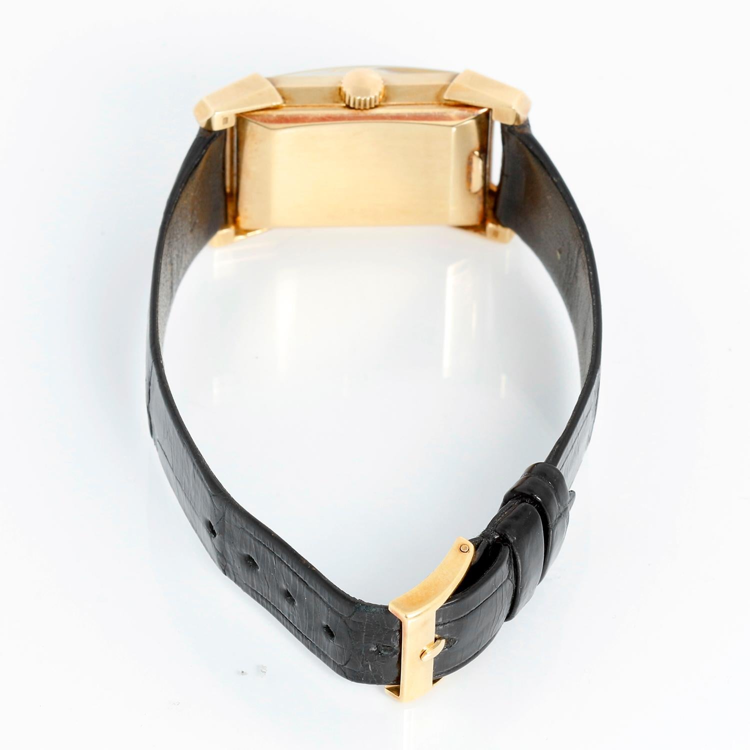Extrêmement rare et Collectional Vintage Mens Patek Philippe 18K Yellow Gold Dress Watch 2553 - Remontage manuel. Or jaune 18K ( 22 x 38 mm)  Toutes les facettes de l'étui sont encore nettes et précises et en état non poli. Cadran argenté d'origine