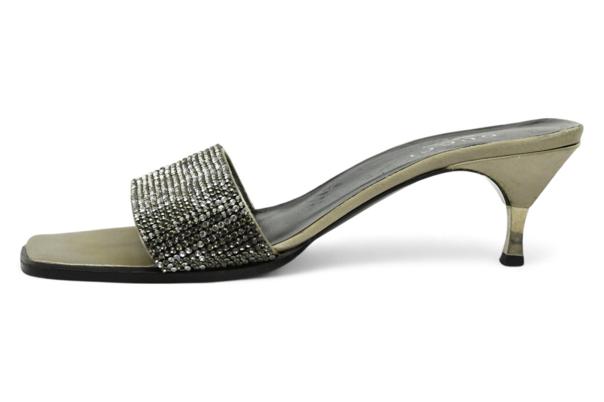Pièce emblématique de l'ère Tom Ford chez Gucci, ces rares mules printemps/été 1998 illustrent le luxe de la fin des années 90. Confectionnées en Italie, elles présentent une base en satin champagne scintillant et le monogramme GG emblématique de