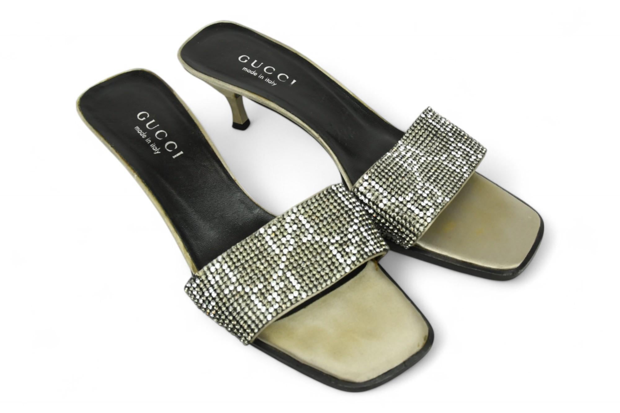 Gris Rare Gucci Tom Ford Monogramme Swarovski Satin Mule  Taille 8.5 US en vente