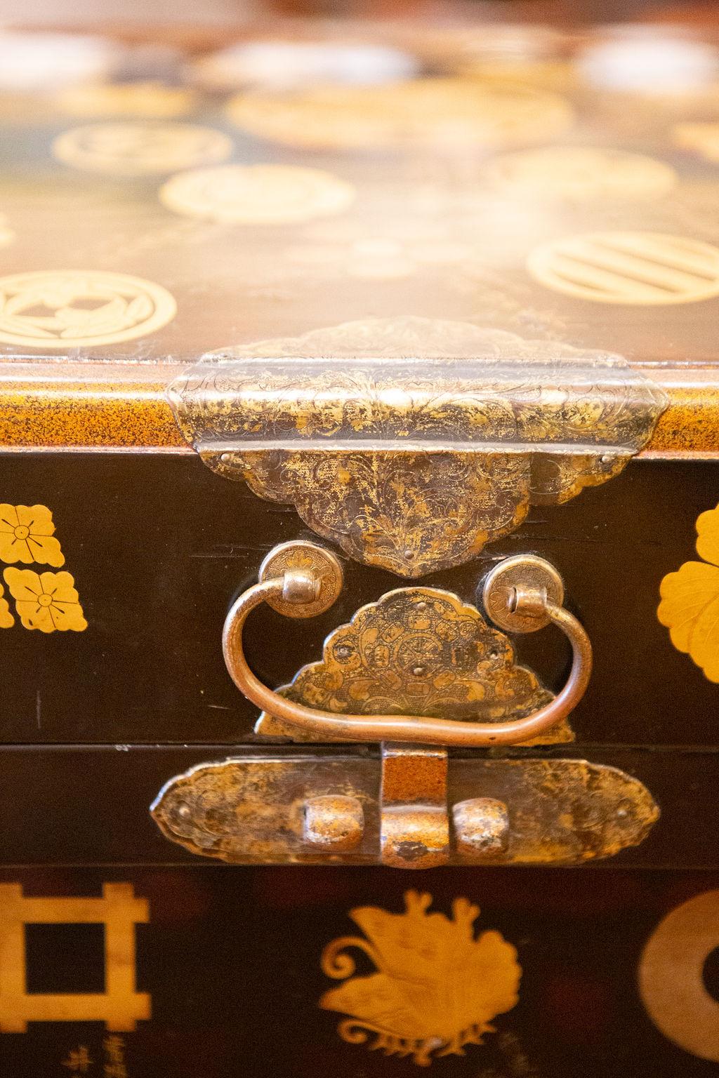 Extremely Rare and Important Lacquer Japanese Trunk with 275 Family Crests 3