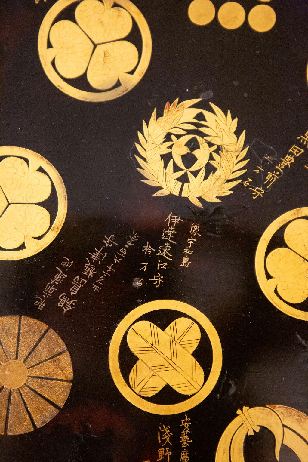 Extremely Rare and Important Lacquer Japanese Trunk with 275 Family Crests 4