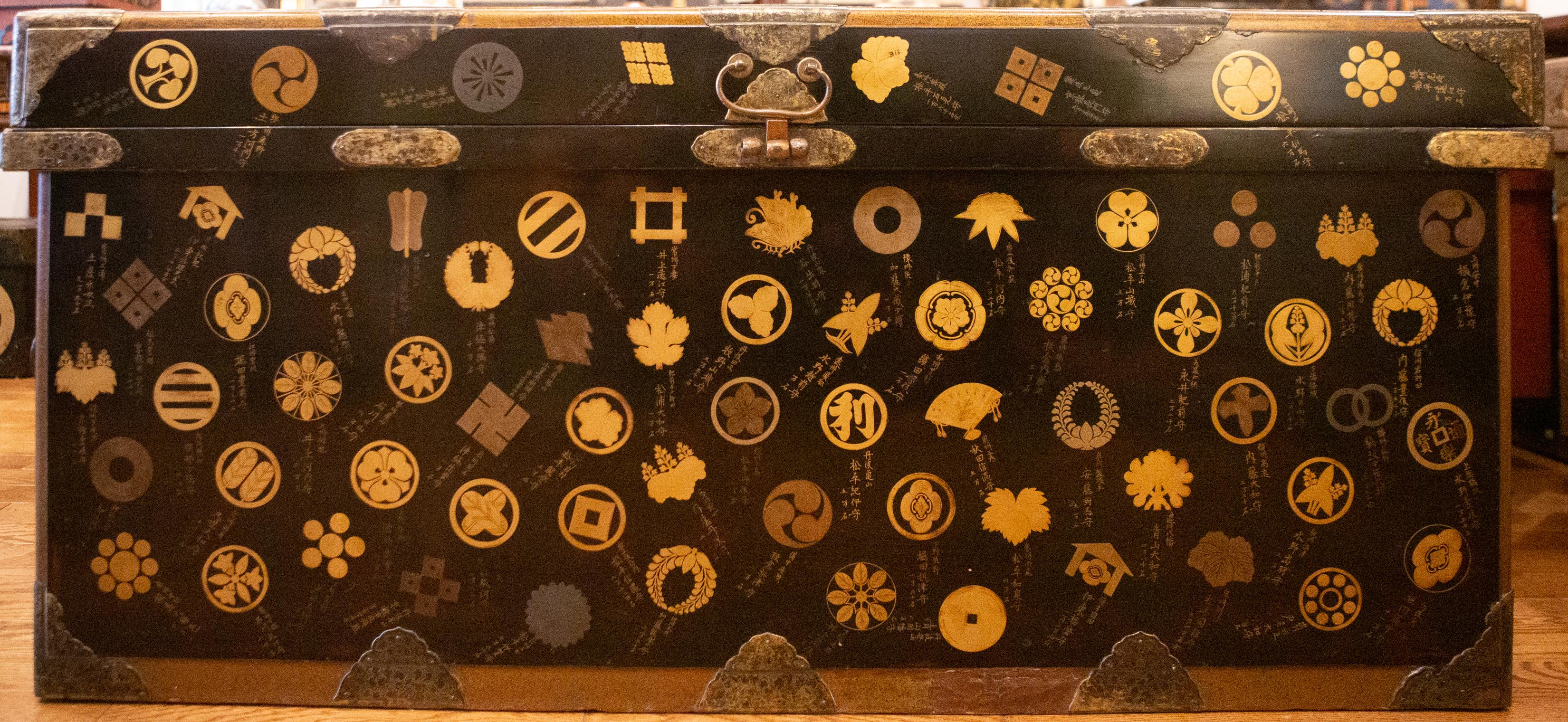 Historically important and rare Japanese lacquer trunk with 275 family crests. This trunk, originally used for storing textiles, was commissioned by the Tokugawa Shogunate in the late Edo period to commemorate his allegiance with about 275 families