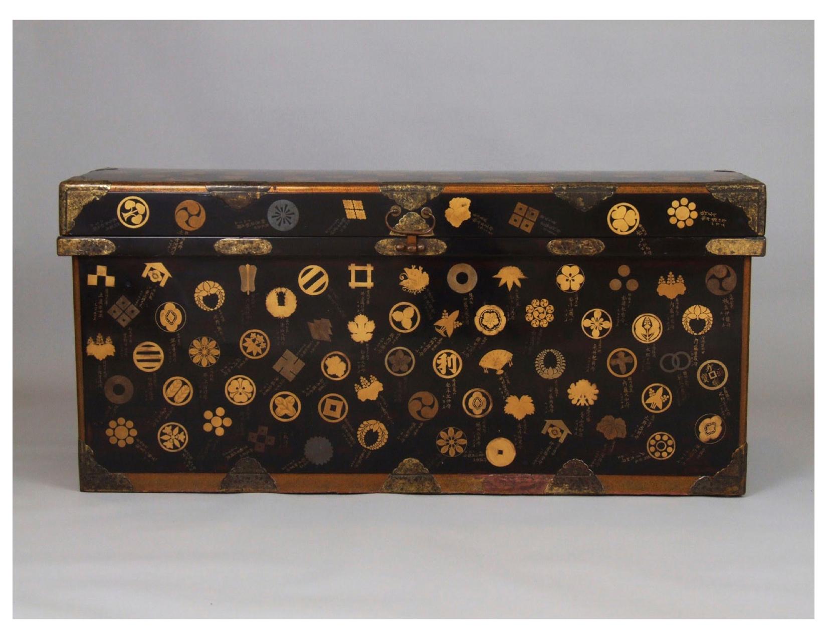 Edo Extremely Rare and Important Lacquer Japanese Trunk with 275 Family Crests