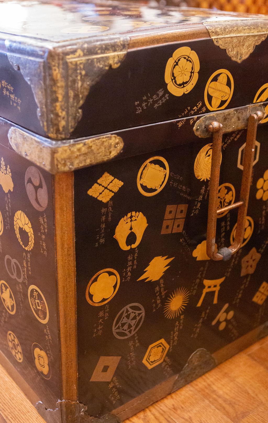 Extremely Rare and Important Lacquer Japanese Trunk with 275 Family Crests In Good Condition In Hudson, NY