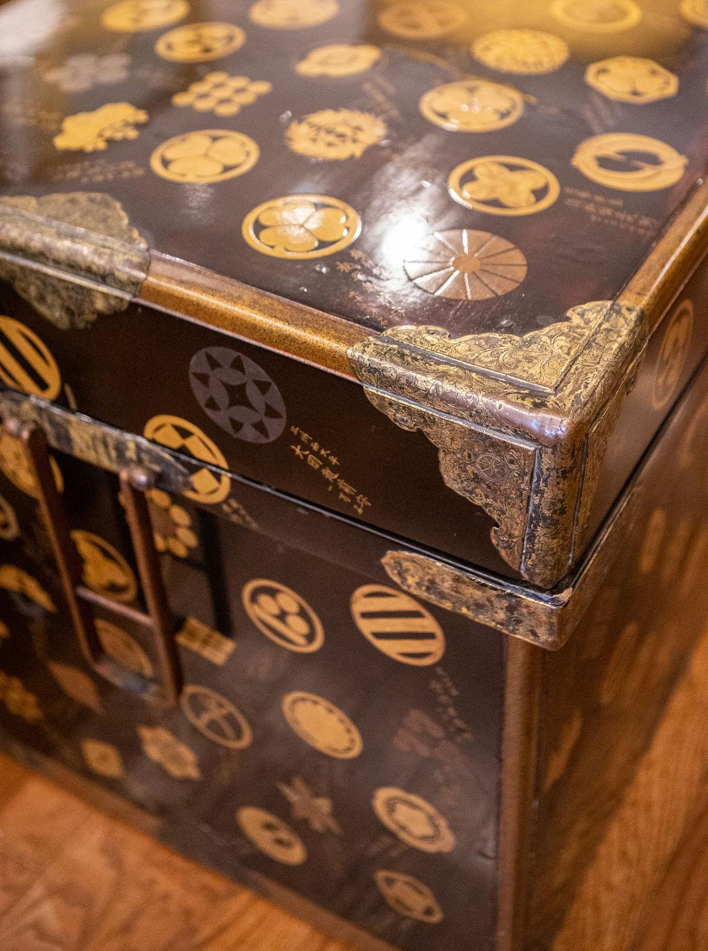 19th Century Extremely Rare and Important Lacquer Japanese Trunk with 275 Family Crests