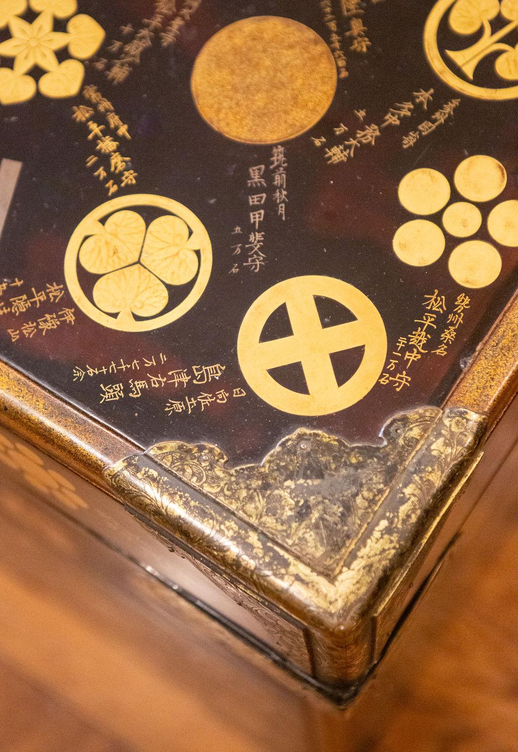 Gold Extremely Rare and Important Lacquer Japanese Trunk with 275 Family Crests