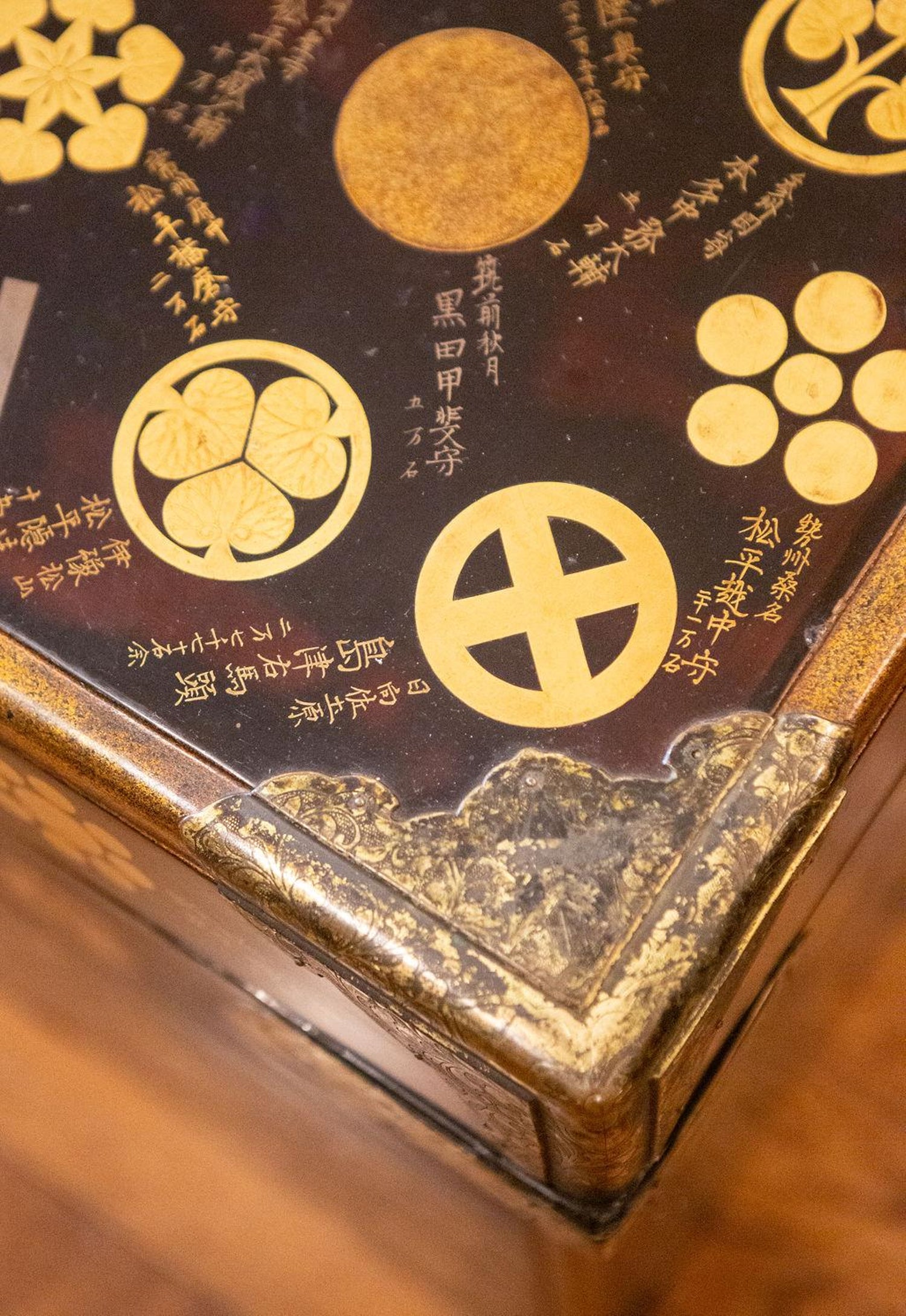 Extremely Rare And Important Lacquer Japanese Trunk With 275 Family Crests For Sale At 1stdibs