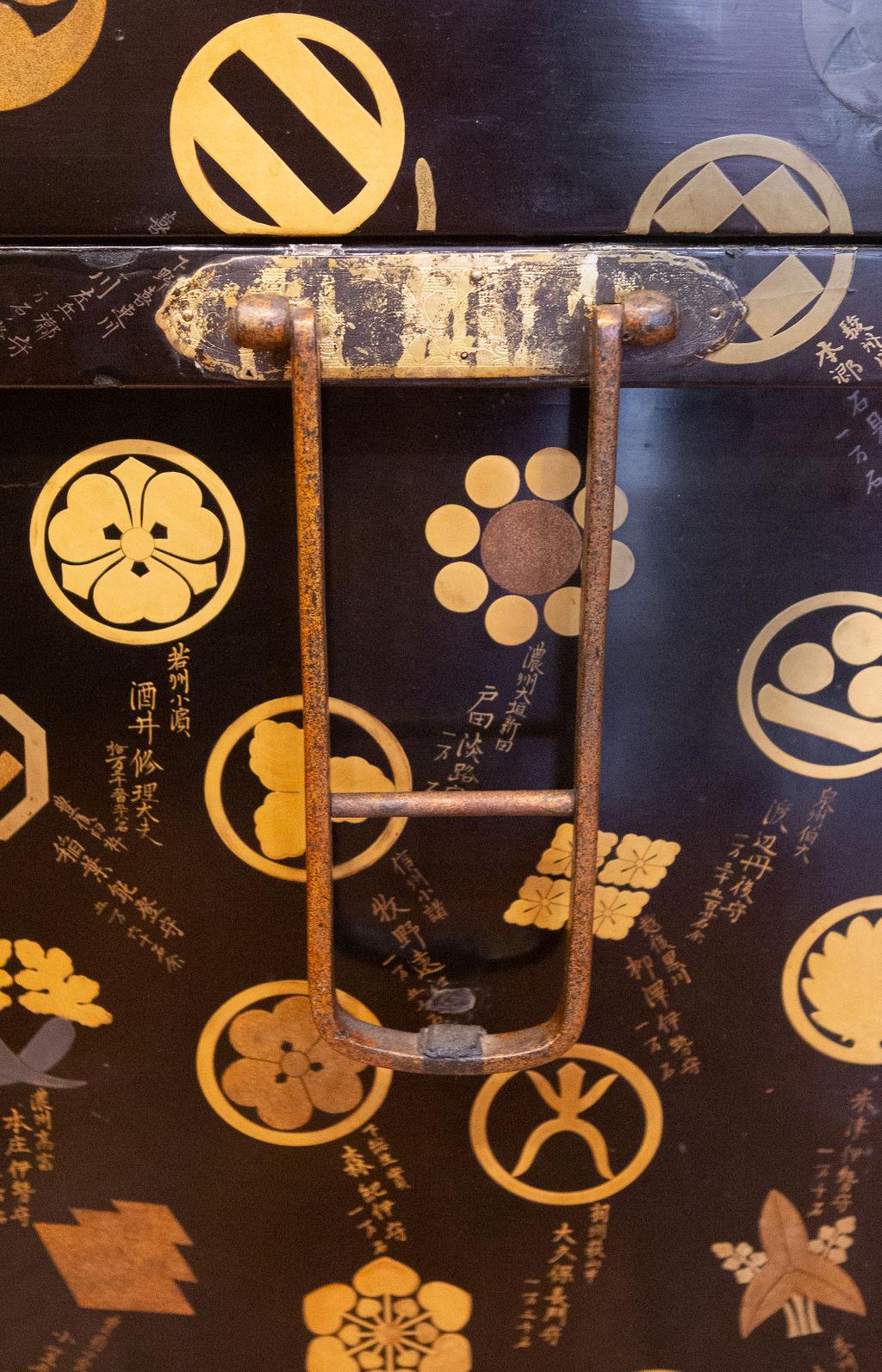 Extremely Rare and Important Lacquer Japanese Trunk with 275 Family Crests 1