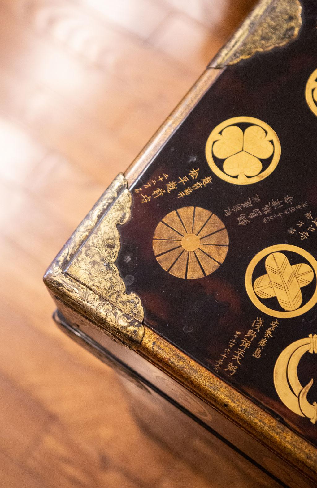 Extremely Rare and Important Lacquer Japanese Trunk with 275 Family Crests 2