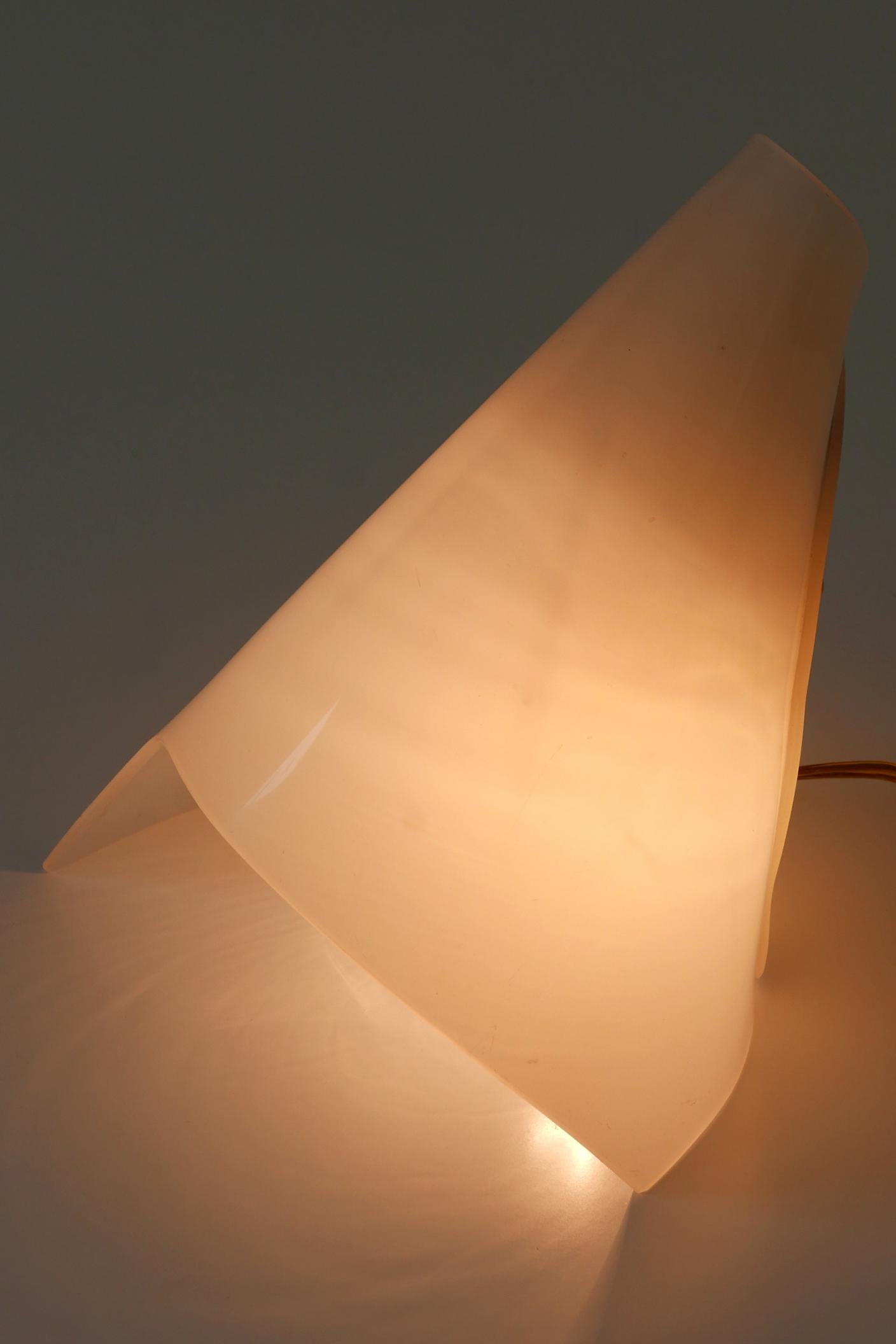 Lampe de table extrêmement rare et élégante de style moderne du milieu du siècle. Conçu et fabriqué probablement en Suède, dans les années 1960.

Réalisée en lucite, la lampe est livrée avec 1 douille à vis E14 / E12 Edison, est recâblée, en état de