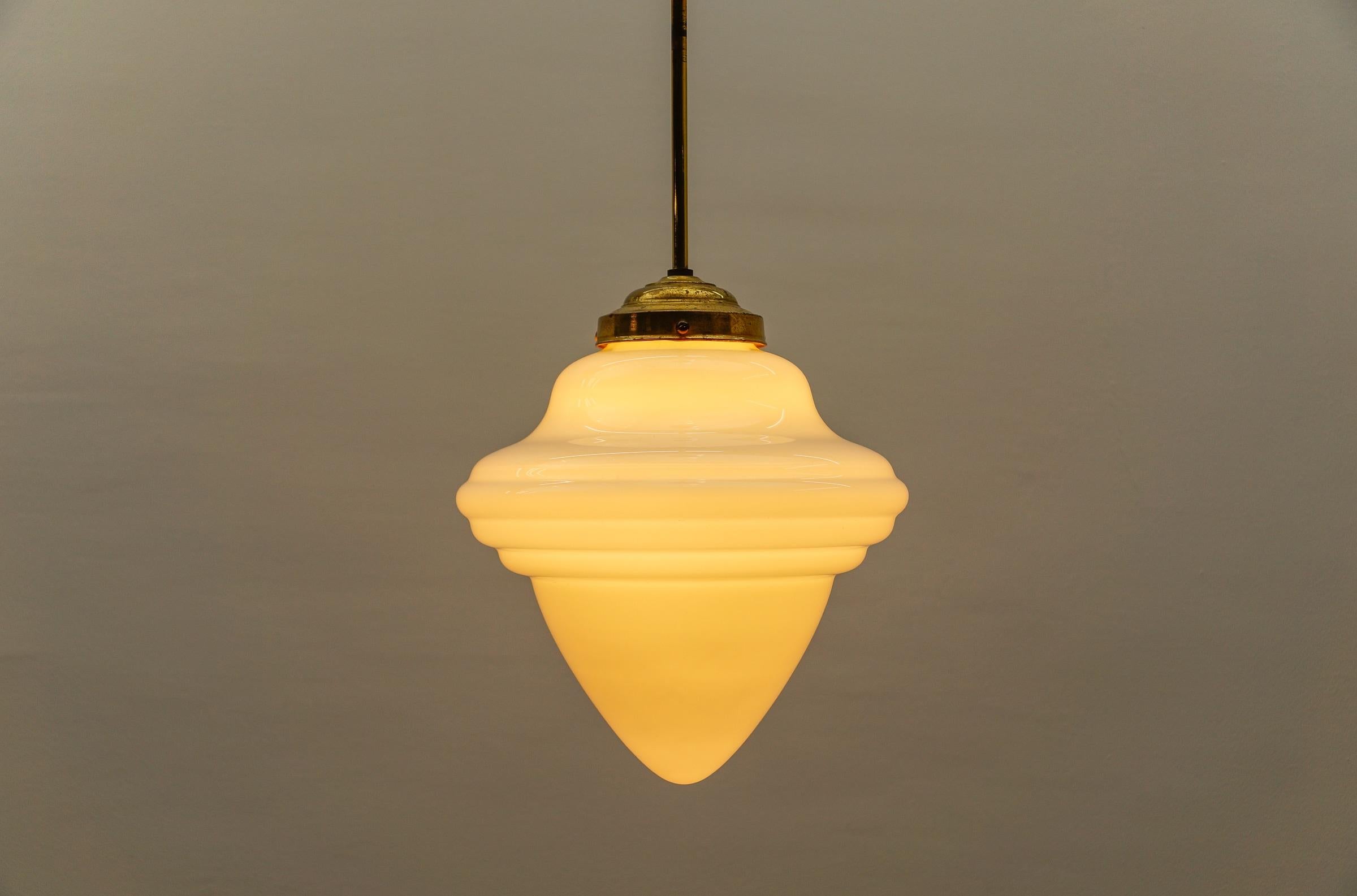 Rarissima lampada Art Deco a gradini in vetro lattimo e ottone, anni '30, Germania in vendita 3