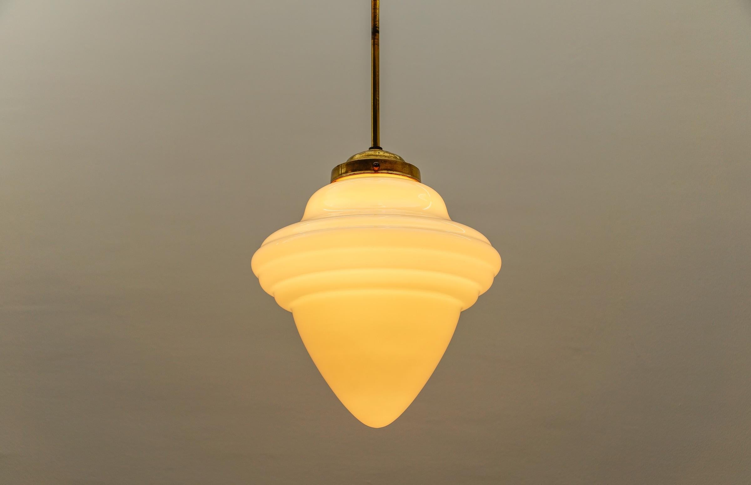 Rarissima lampada Art Deco a gradini in vetro lattimo e ottone, anni '30, Germania in vendita 4