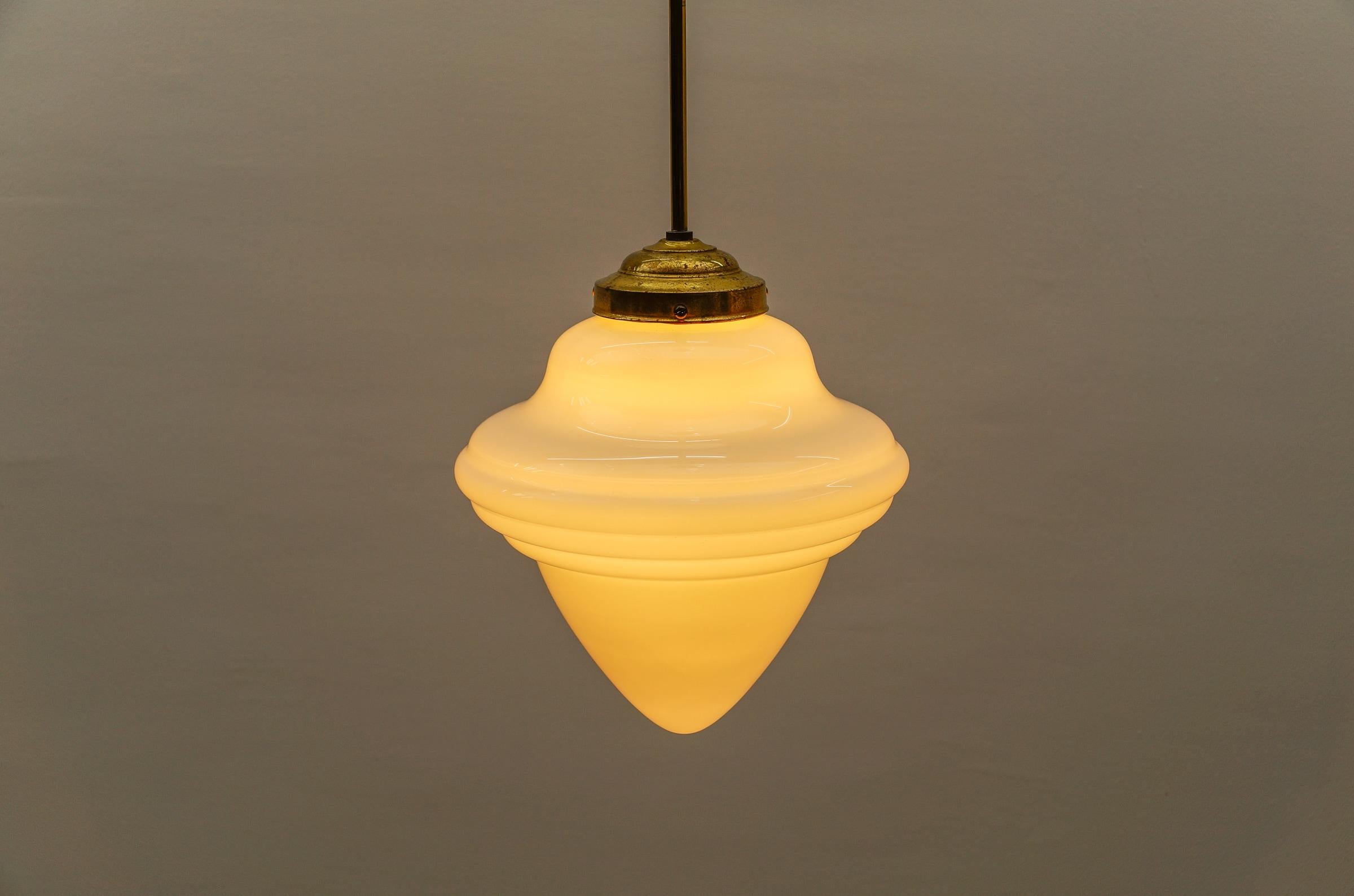 Rarissima lampada Art Deco a gradini in vetro lattimo e ottone, anni '30, Germania in vendita 6