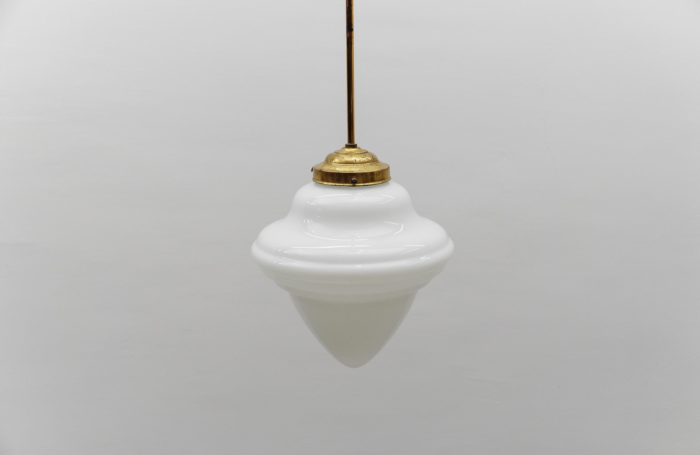Rarissima lampada Art Deco a gradini in vetro lattimo e ottone, anni '30, Germania in vendita 7