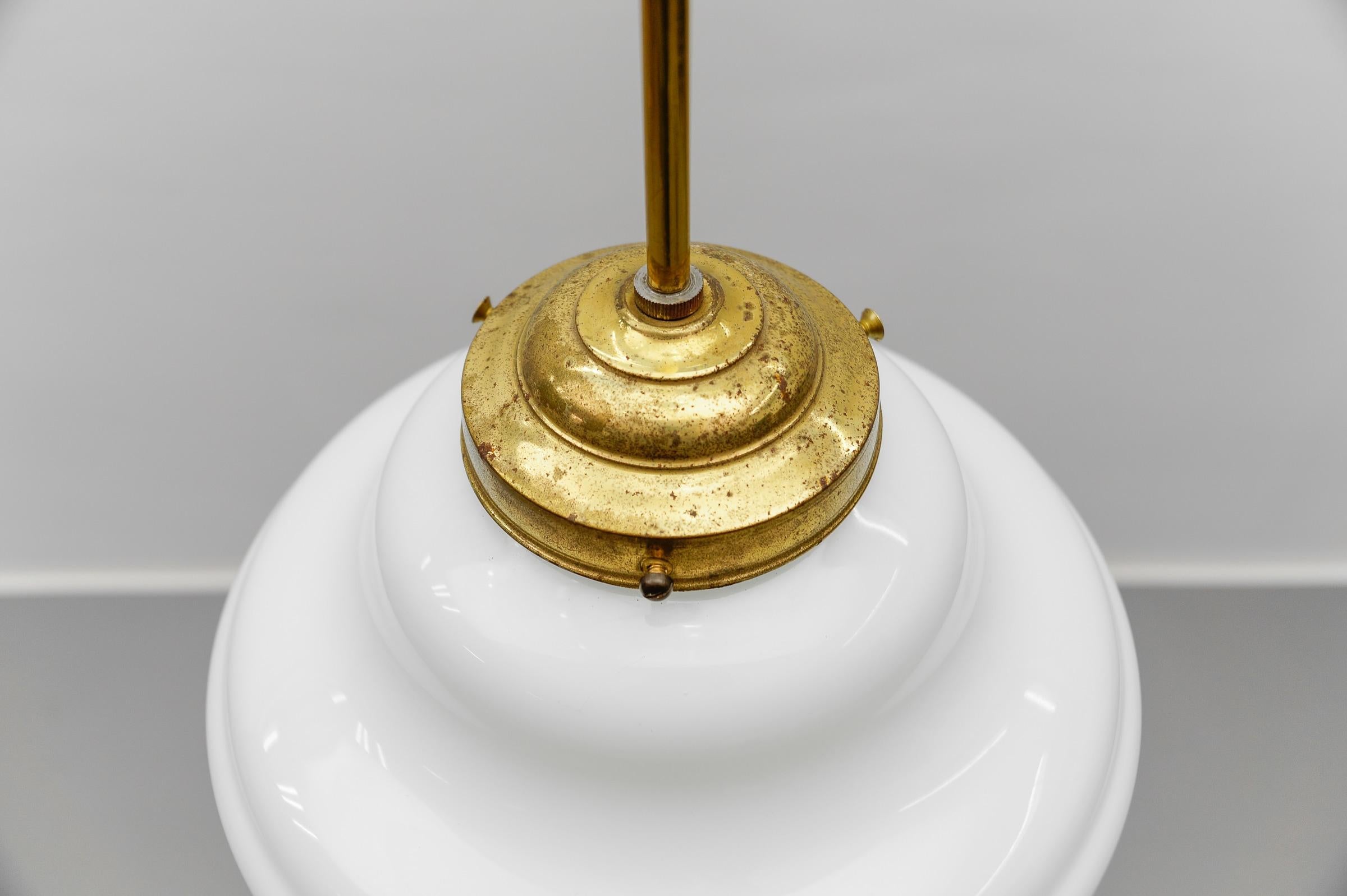 Rarissima lampada Art Deco a gradini in vetro lattimo e ottone, anni '30, Germania in vendita 8