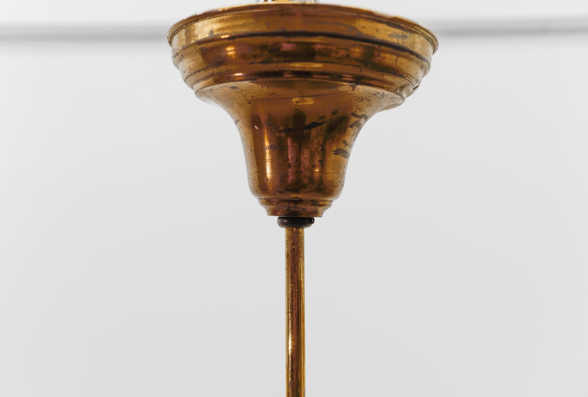 Rarissima lampada Art Deco a gradini in vetro lattimo e ottone, anni '30, Germania in vendita 9