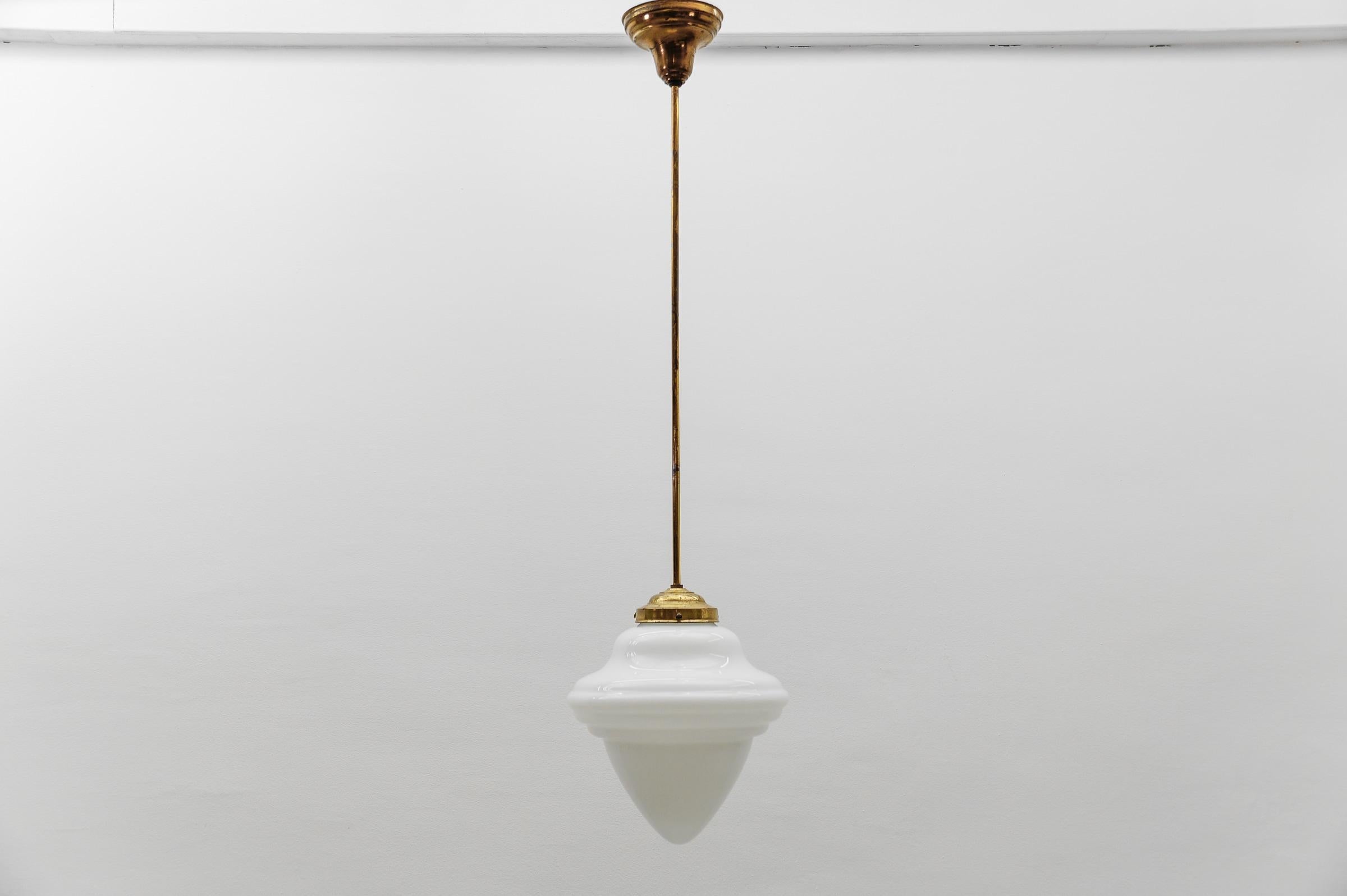 Rarissima lampada in vetro lattimo a gradini Art Deco, anni '30-'40, Germania

Una splendida lampada da soffitto a gradini. Il minimalismo tipico della scuola Bauhaus. 

La lampada è dotata di 1x lampadina a vite E27 Edison. È cablato e funzionante.