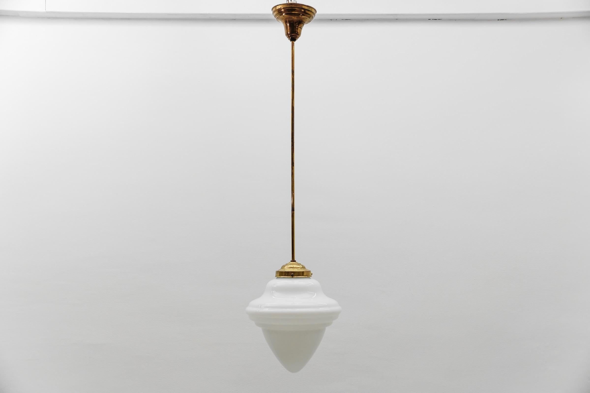 Art Déco Rarissima lampada Art Deco a gradini in vetro lattimo e ottone, anni '30, Germania in vendita